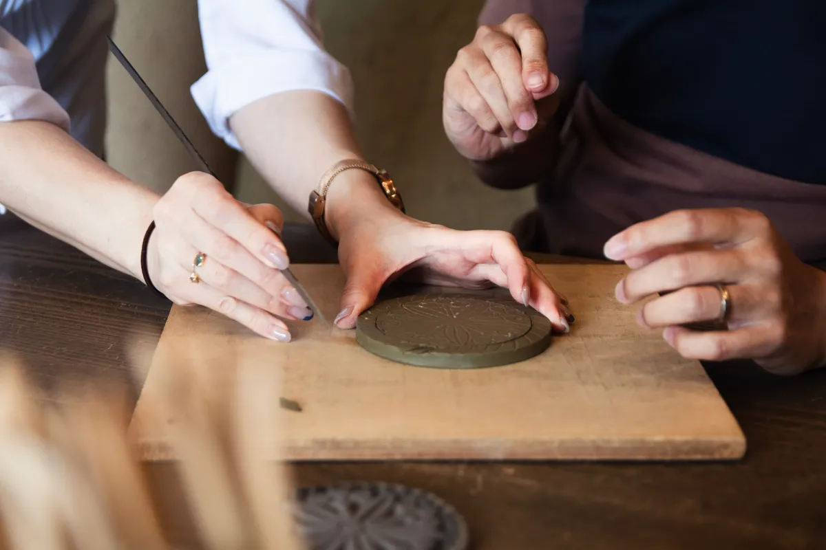 Want to enjoy Awaji Island tourism in style? I experienced artisan skills by making a tile coaster!