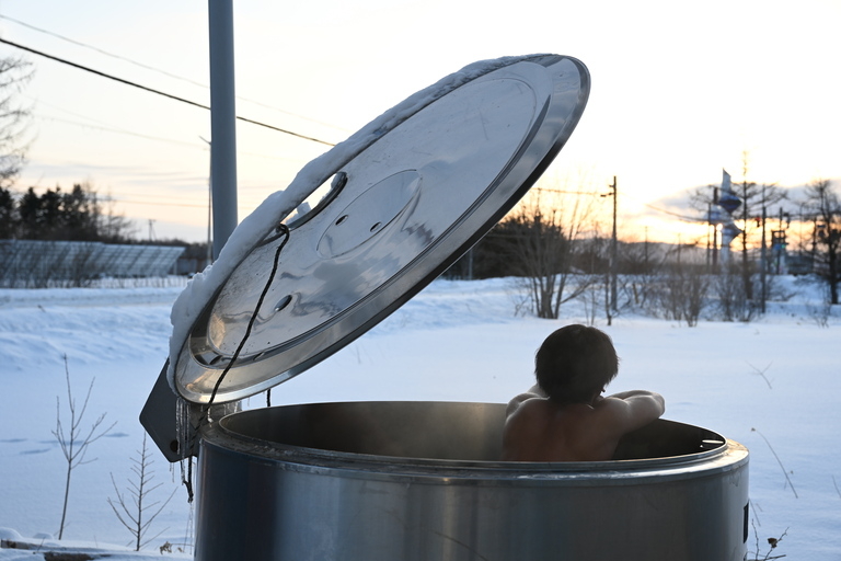 北海道】大自然&ハーブロウリュで見た目はバスの極上薪サウナ「摩周