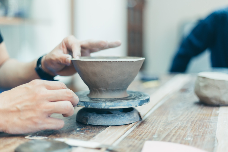 京都・清水焼の手びねり陶芸体験。日常のノイズを取り除き、心静かに土