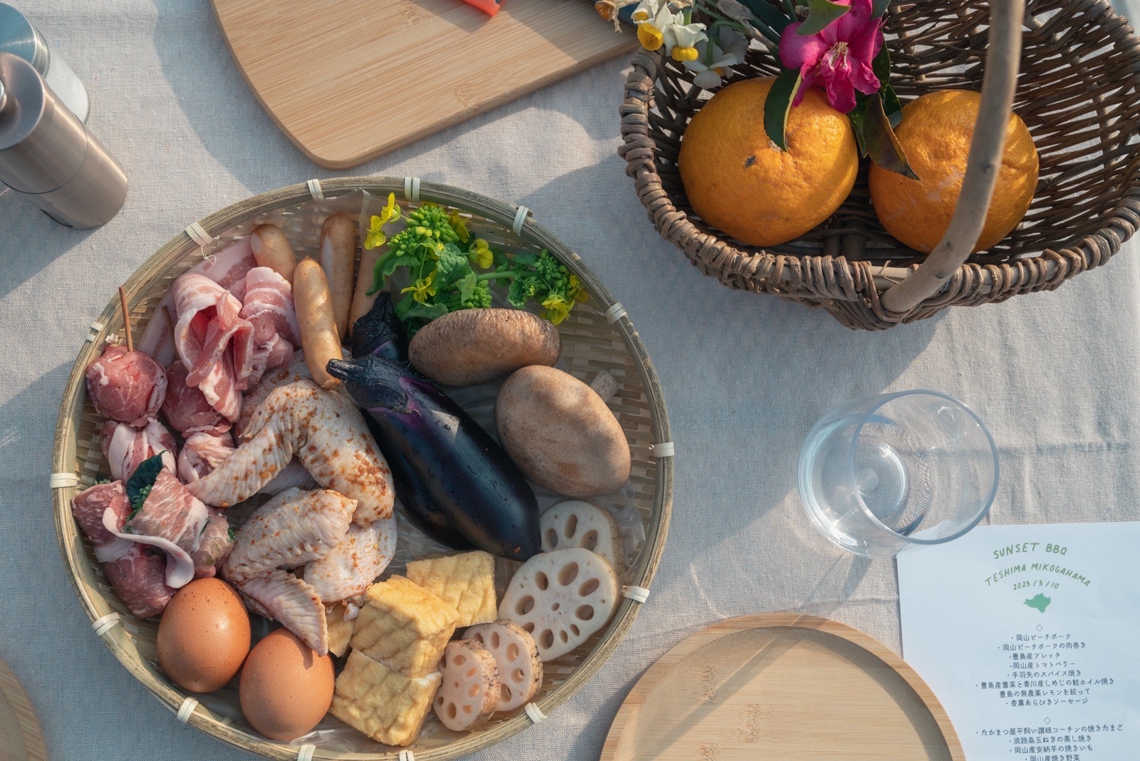 プライベートビーチで贅沢デイキャンプ！ ～瀬戸内海と多島美を眺めながらBBQ体験～〈BBQ食材セット・1ドリンク・キャンプ＆BBQ用品一式付き〉※2名～ / 海辺にあるウッドデッキで、デイキャンプスタート！