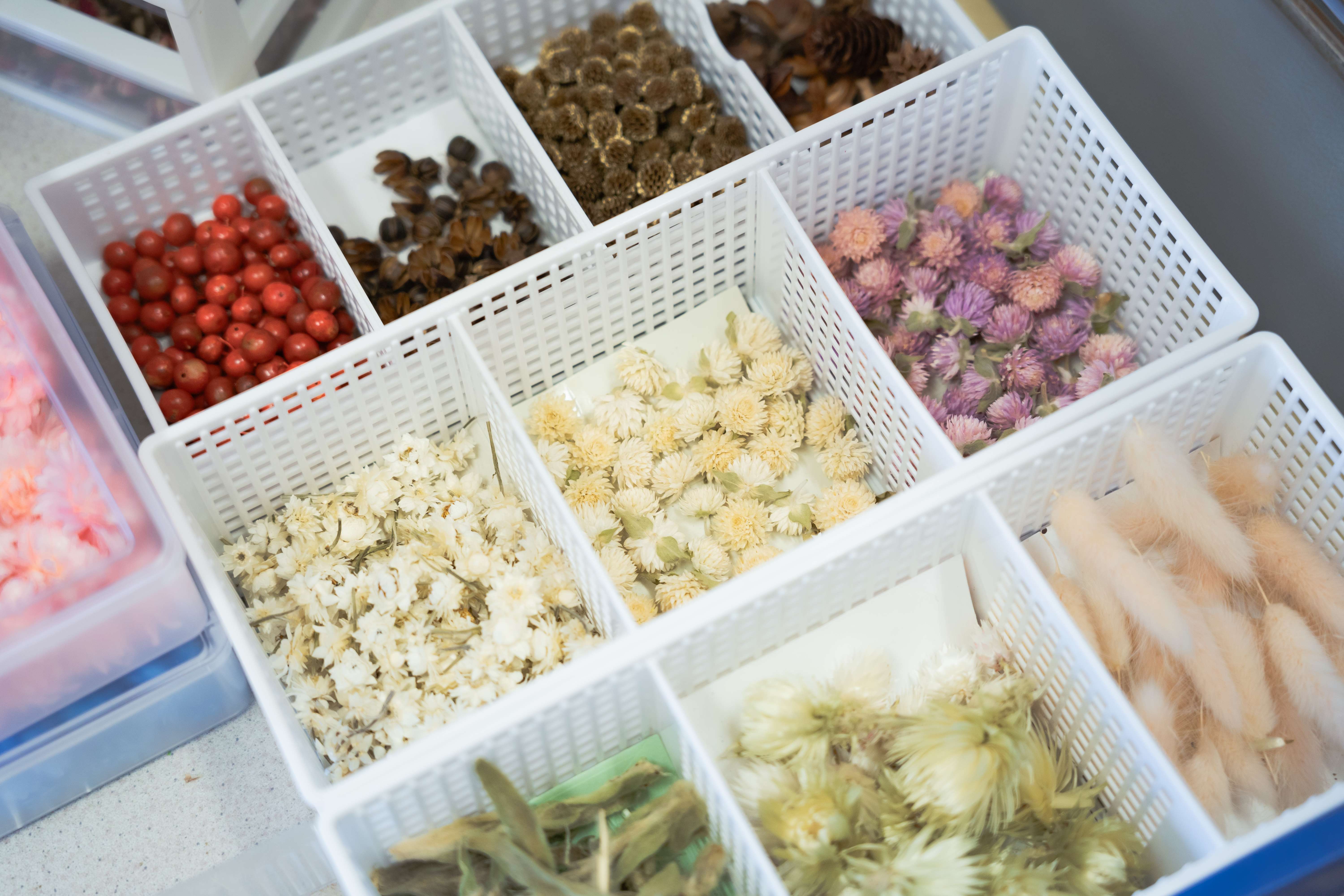 Making your own original aroma sachet with the scents of Awaji Island's forests / Choosing materials for decoration