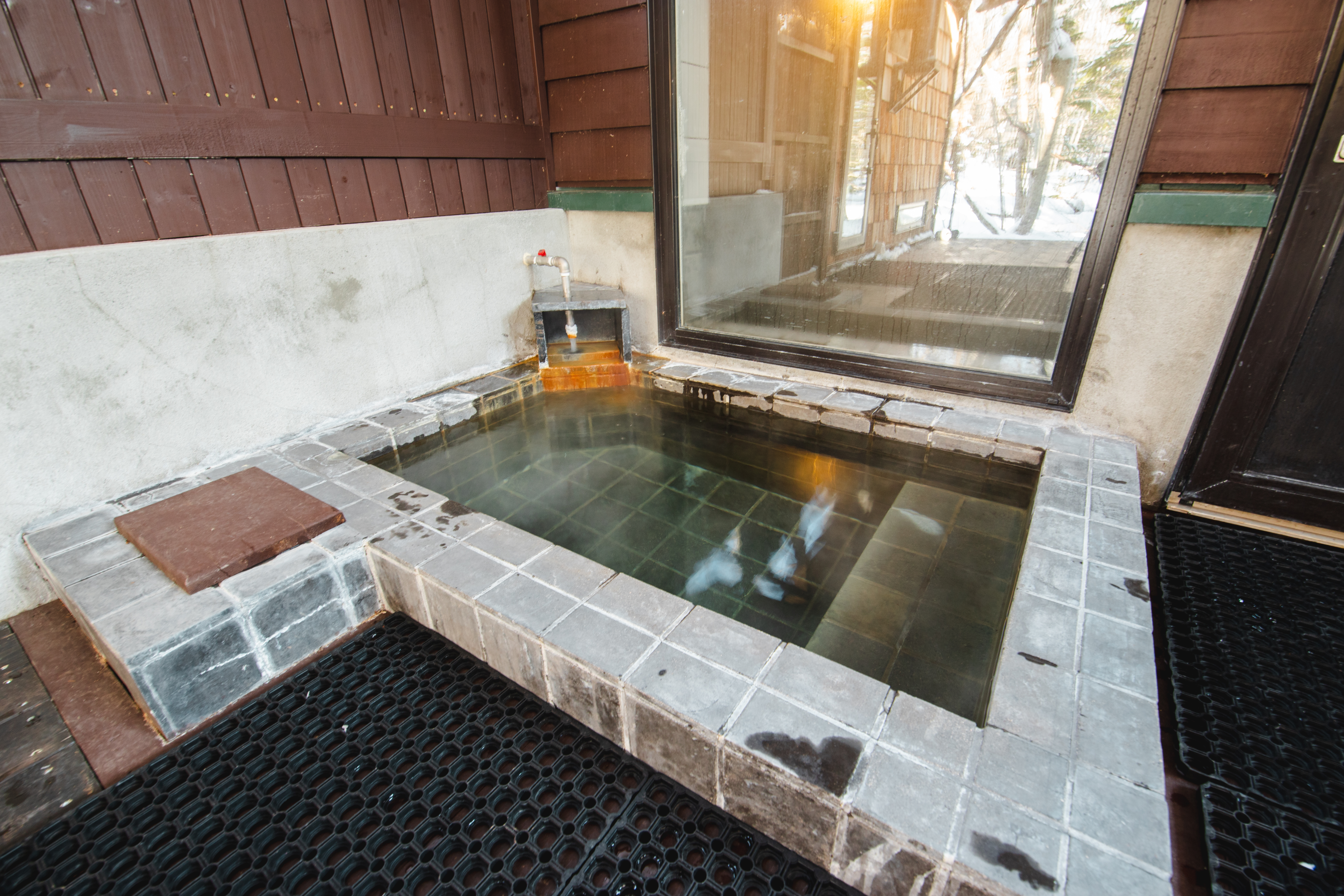 屈斜路温泉のアカゲラの湯に入る