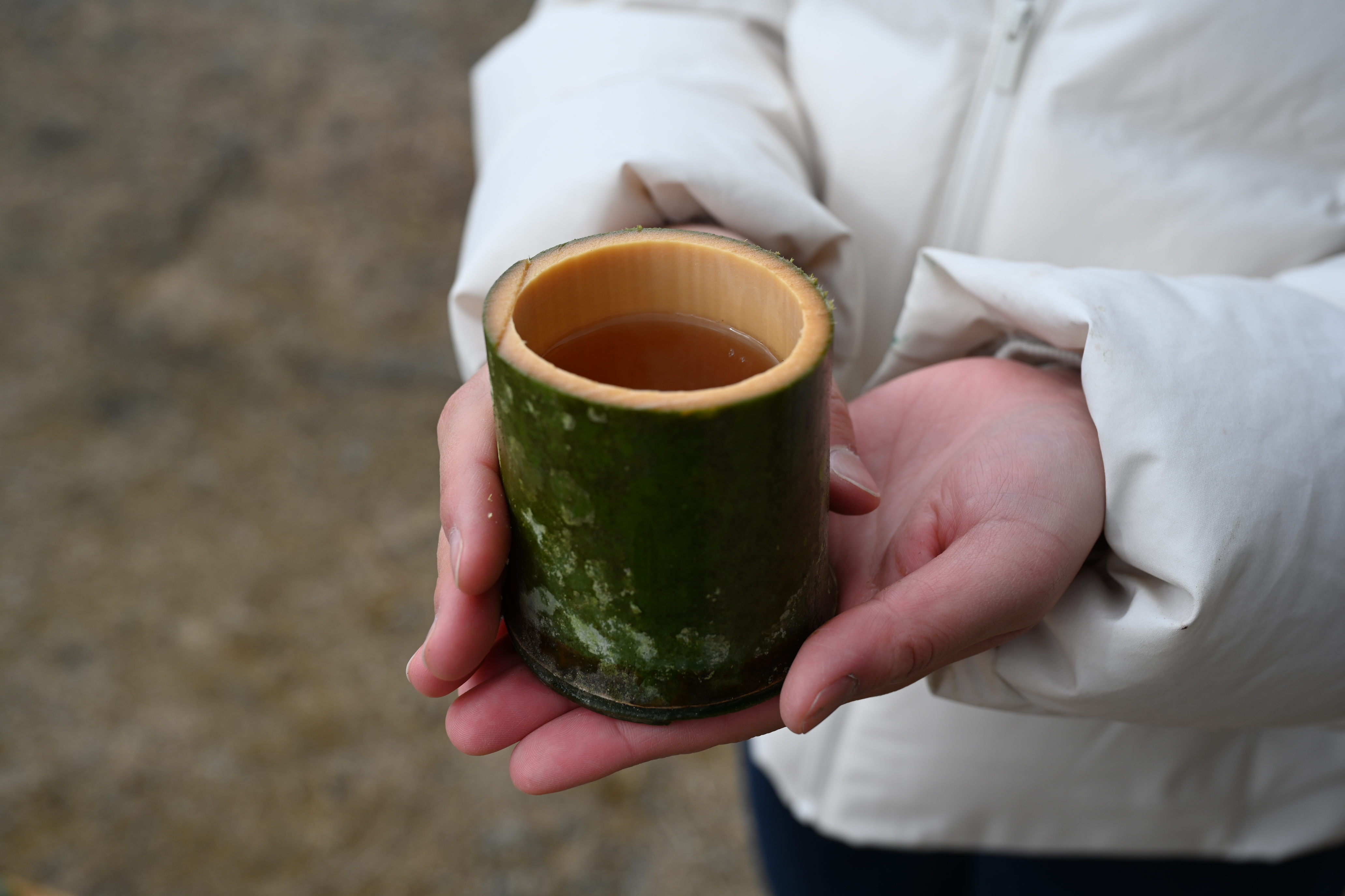 手作りの竹の器で炊きたてご飯のランチ
