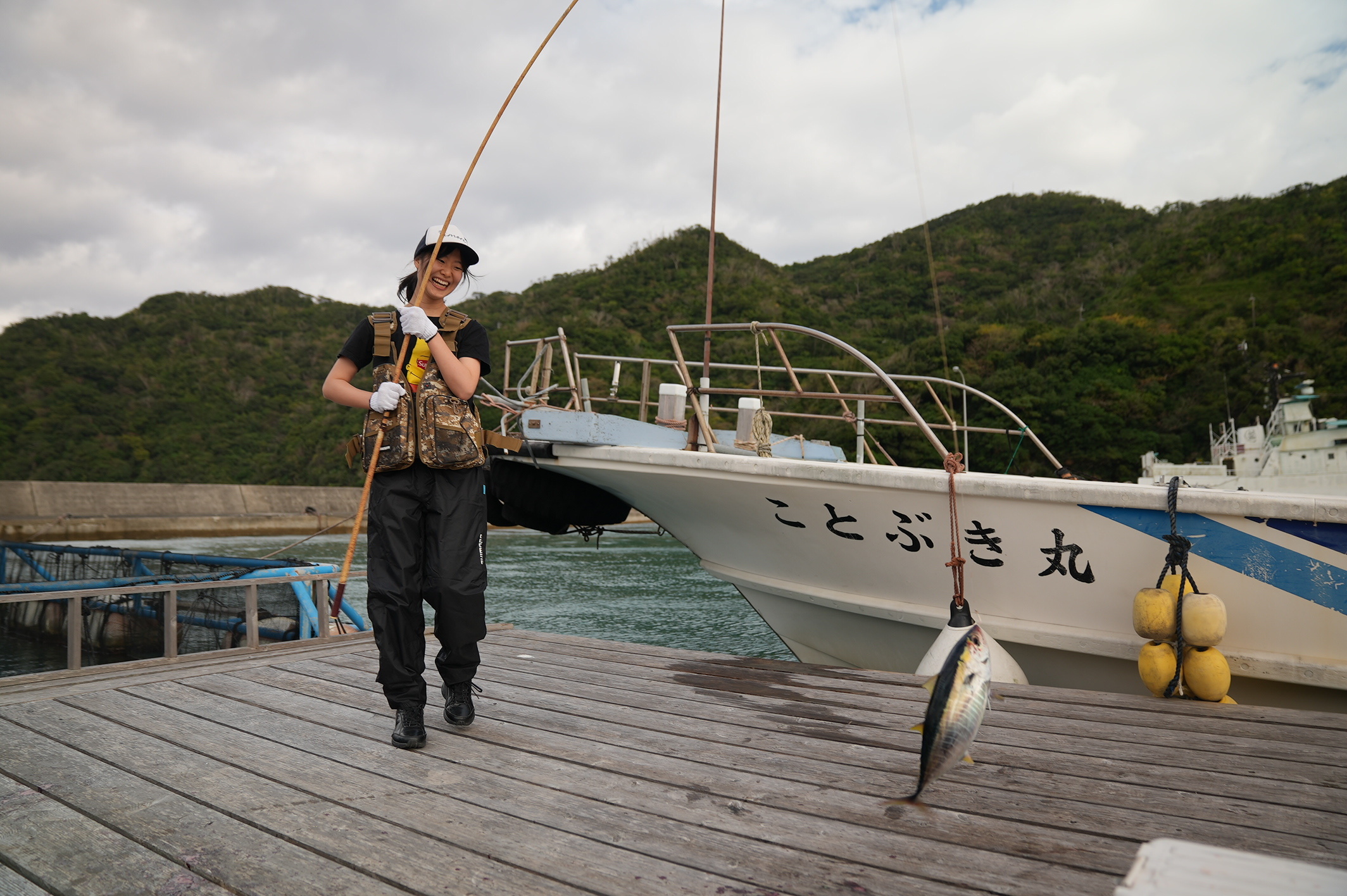 いけすでカツオを一本釣り