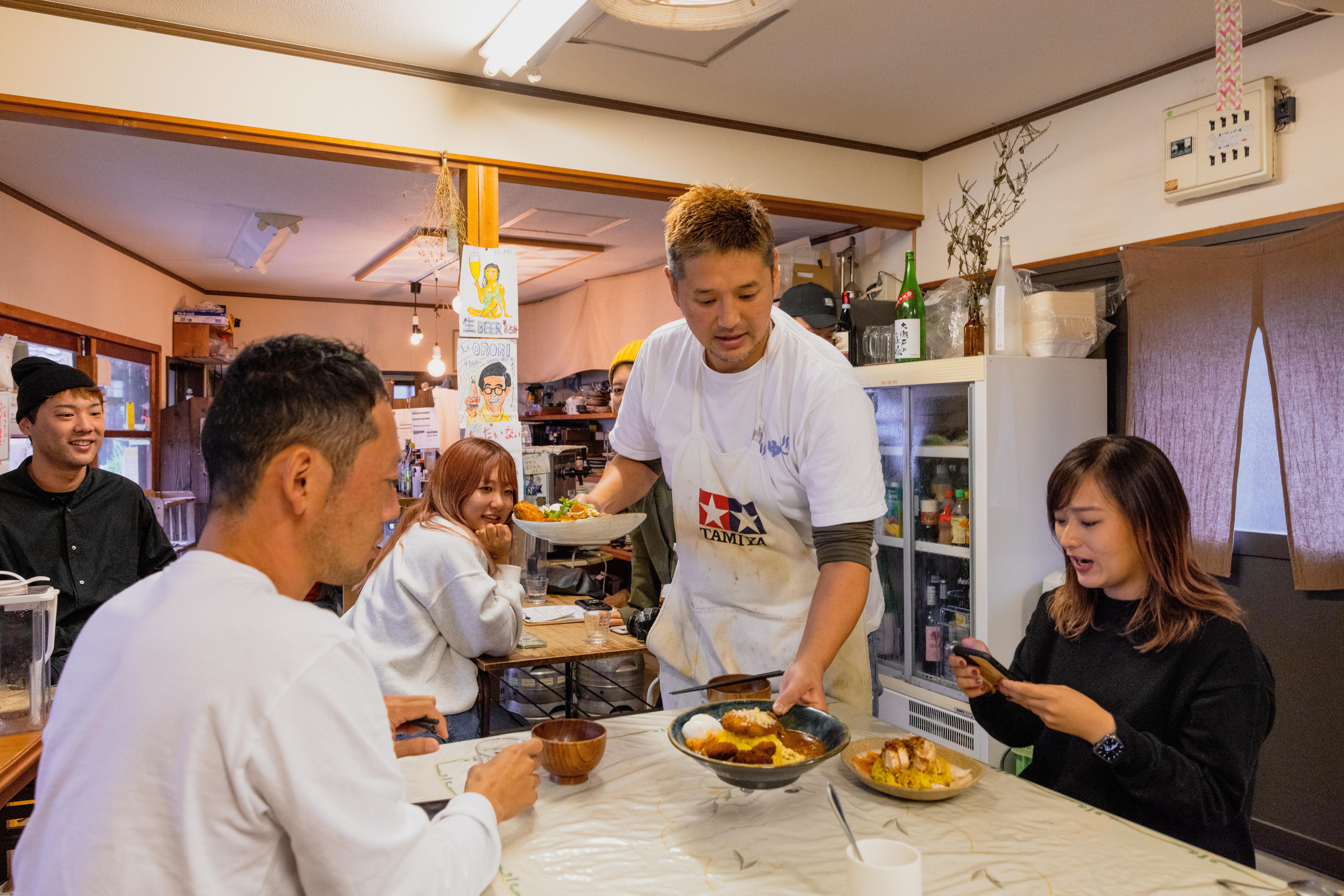 【募集型企画】【2泊3日モニターツアー】〜自然豊かな島で、アートや食、人と暮らしの豊かさに触れる旅〜《3/10(金)〜12(日) 2泊3日ツアー》（レンタサイクル・宿泊・BBQ・学び） / 「カレー喫茶 異邦人」で地元の食材をふんだんに使った料理を堪能しよう！