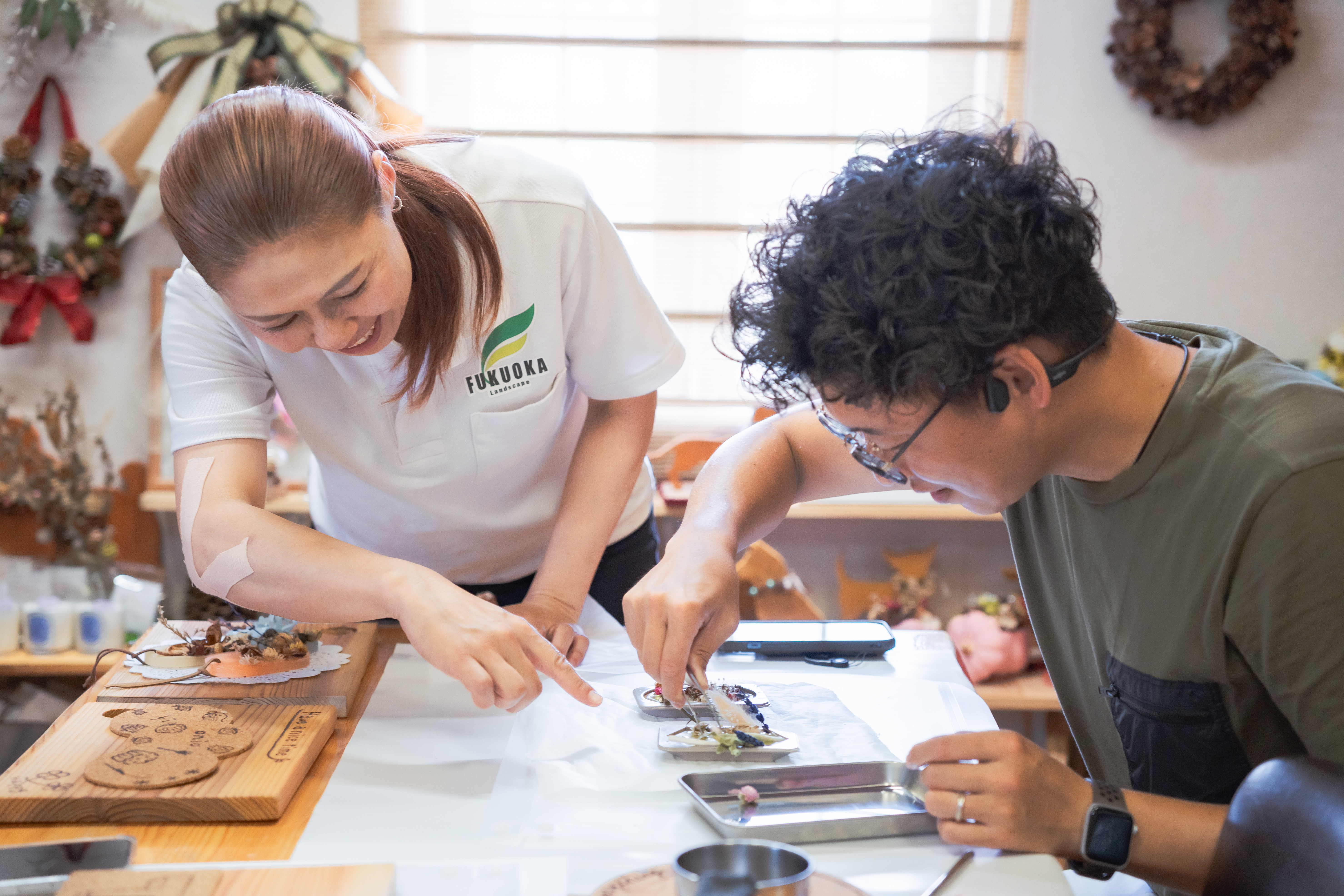 Making your own original aroma sachet with the scents of Awaji Island's forests / Decorating on top of the wax