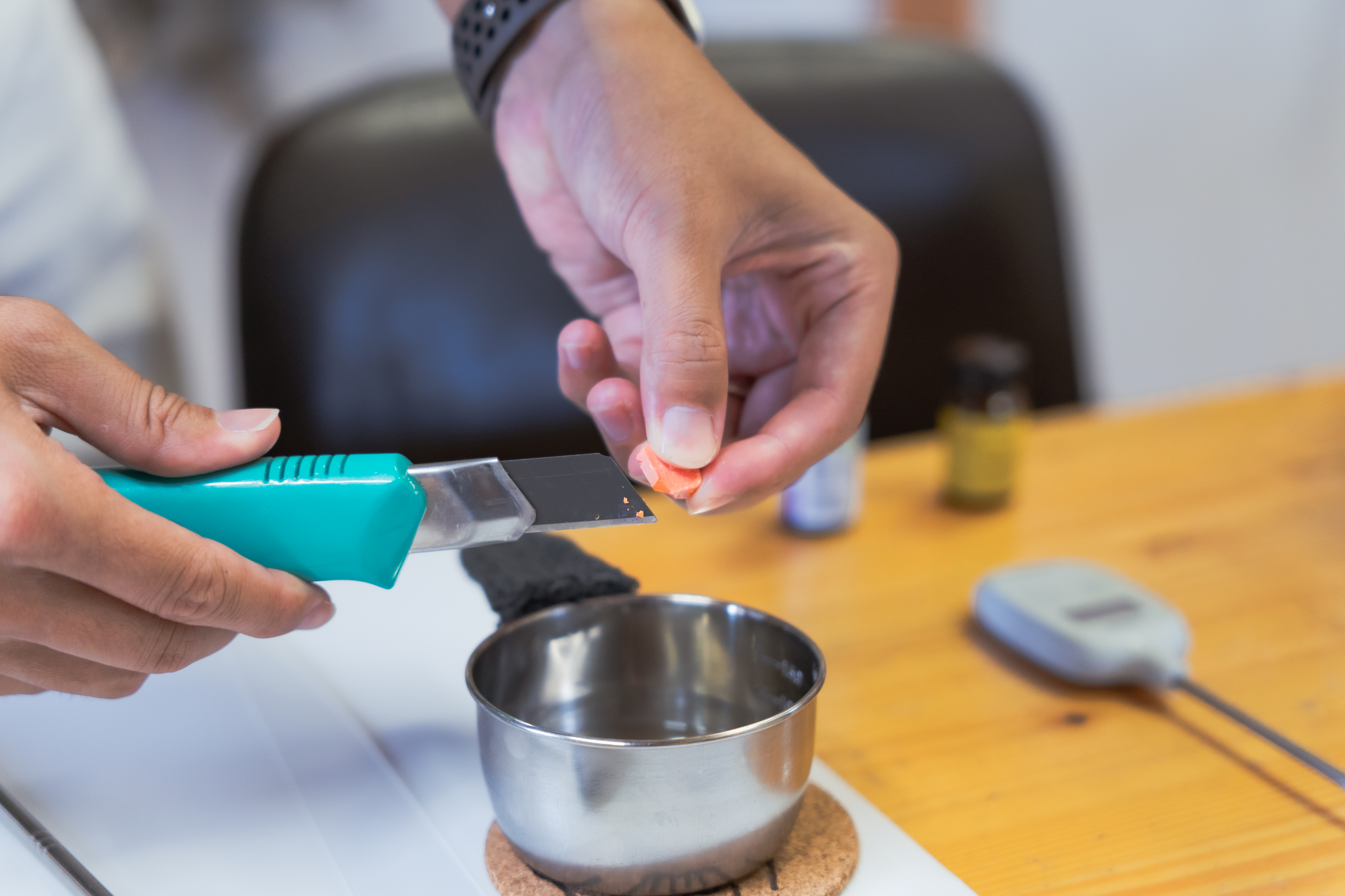 Making your own original aroma sachet with the scents of Awaji Island's forests / Melting the wax while heating it