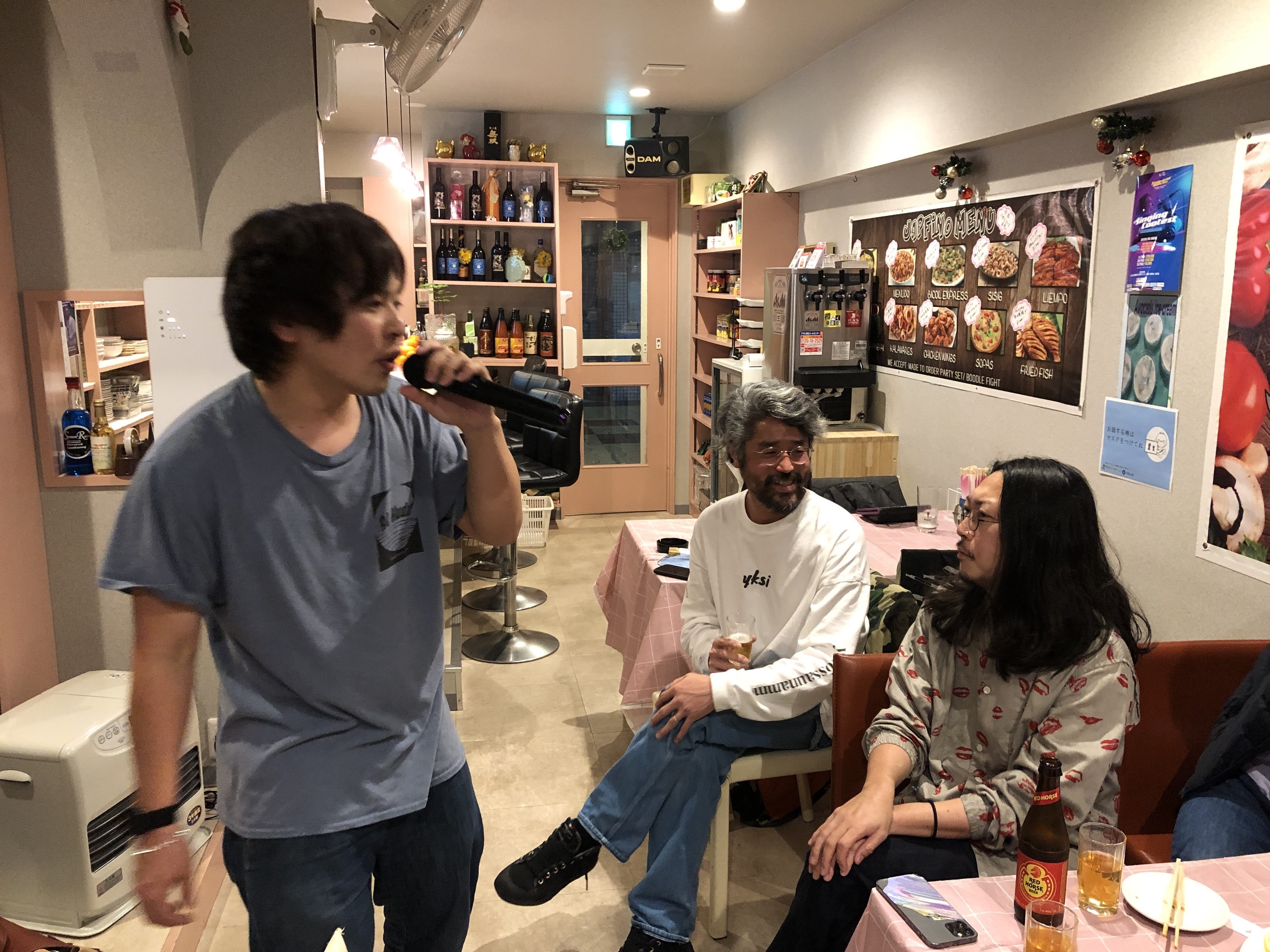 顔の広い友だちに地元の人を紹介してもらう