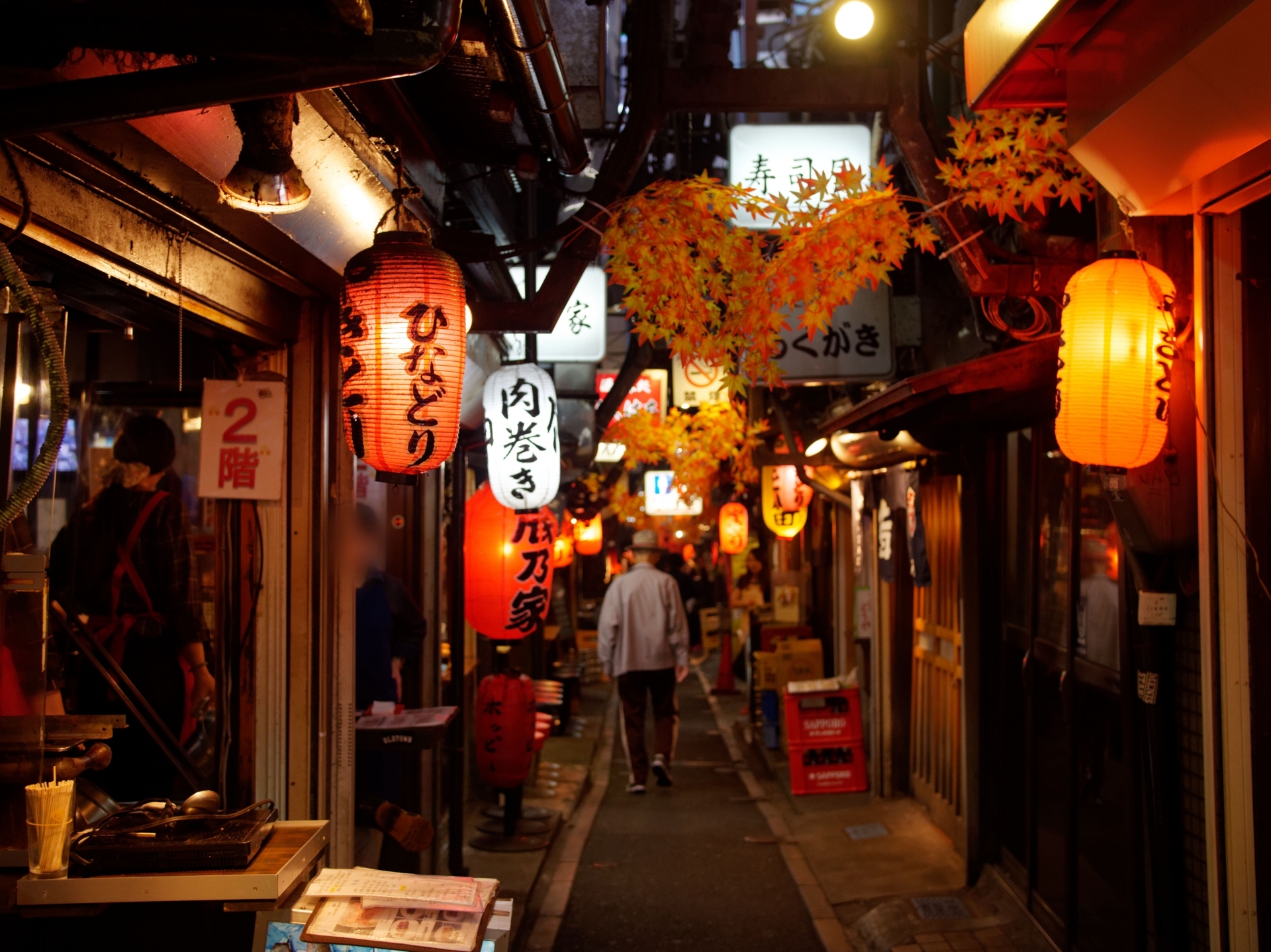 夜の国際通りで地元の人と乾杯