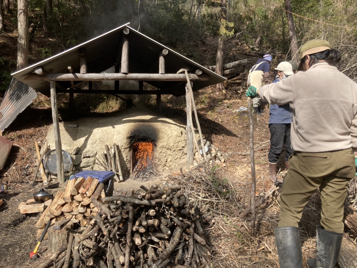 Local charcoal: a rural-life experience with charcoal-grilled local ingredients and freshly cooked terrace-grown rice / Daichi's passion for charcoal