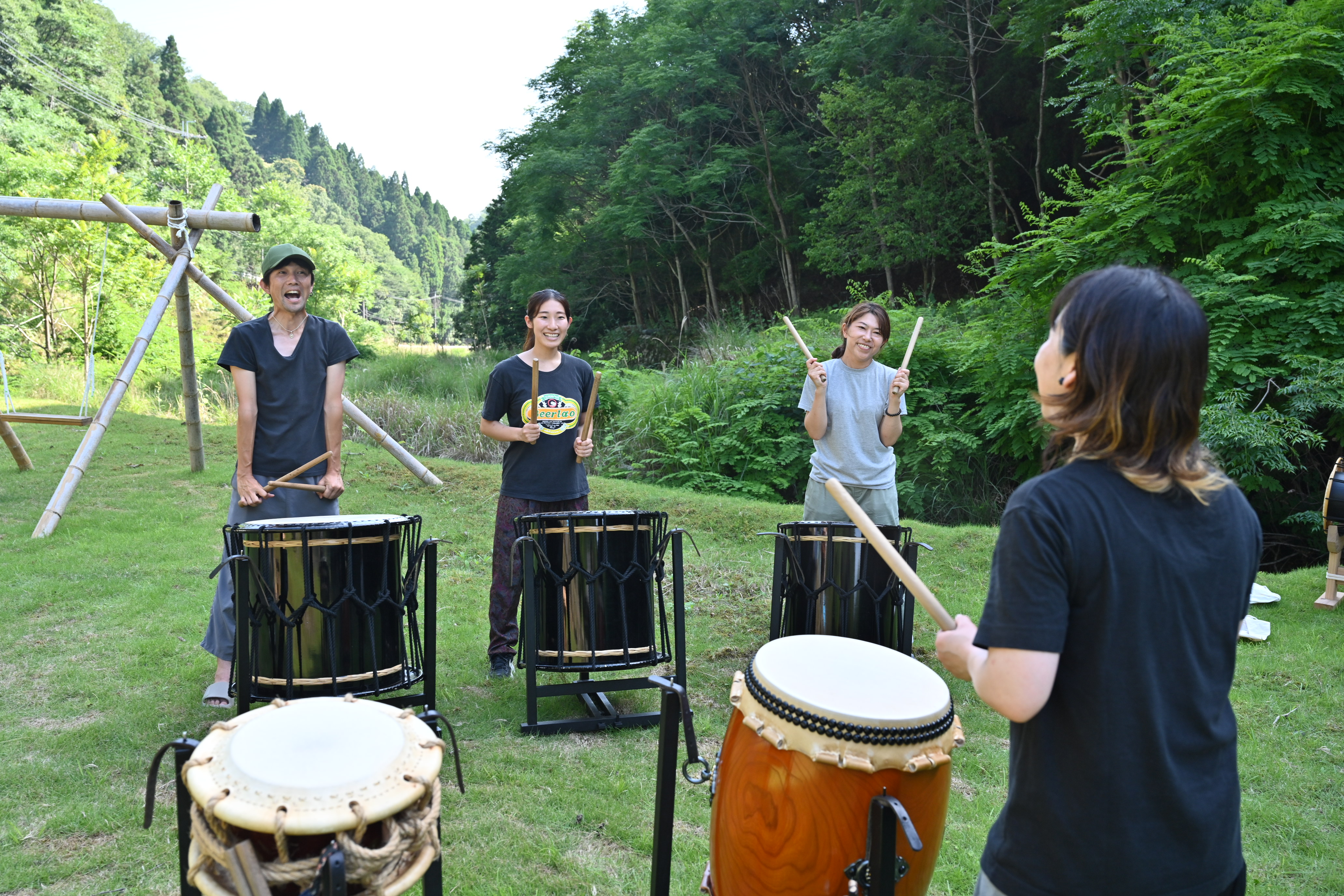 大自然の中で和太鼓を打つ