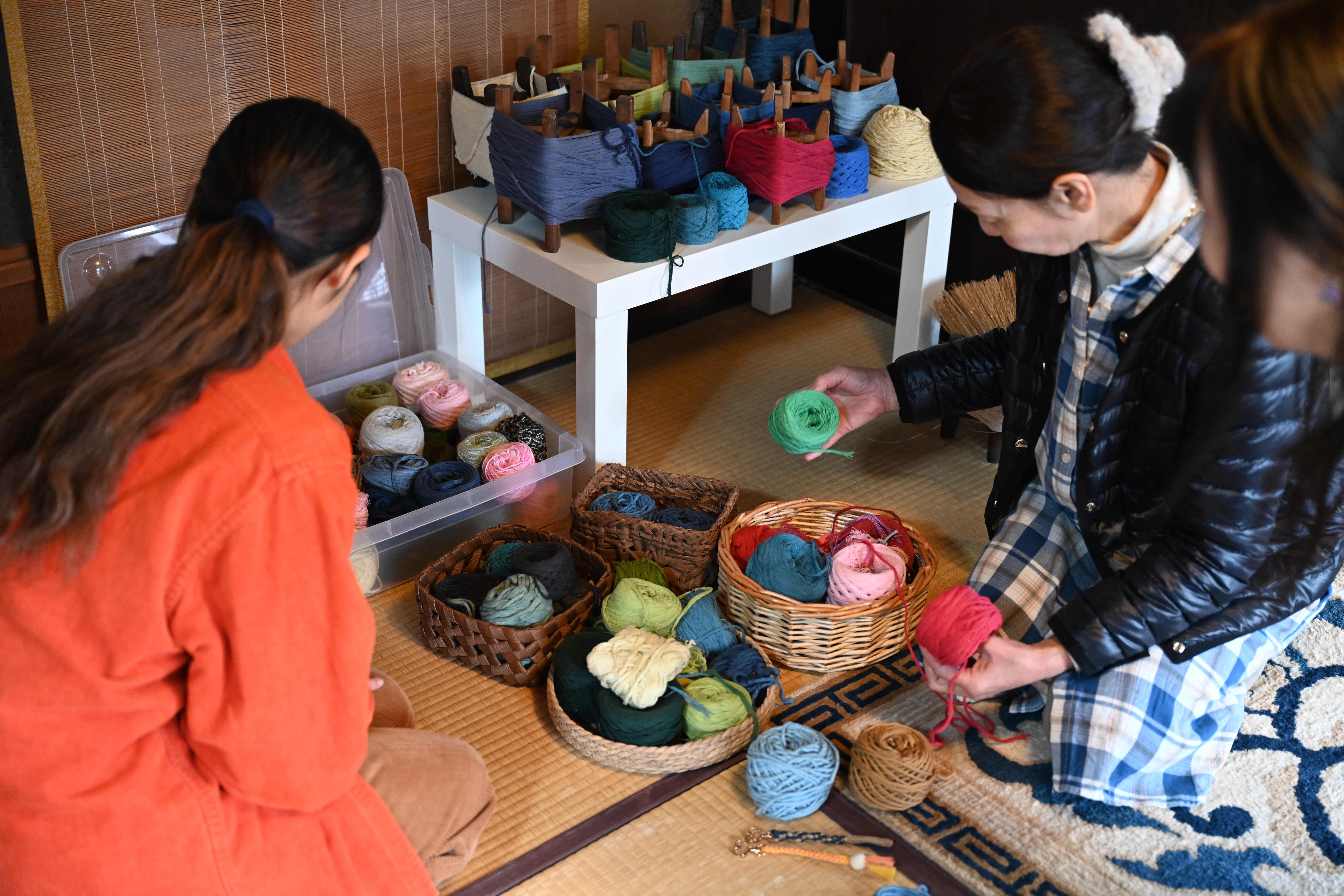 好きな色の糸とパーツでチャーム作り