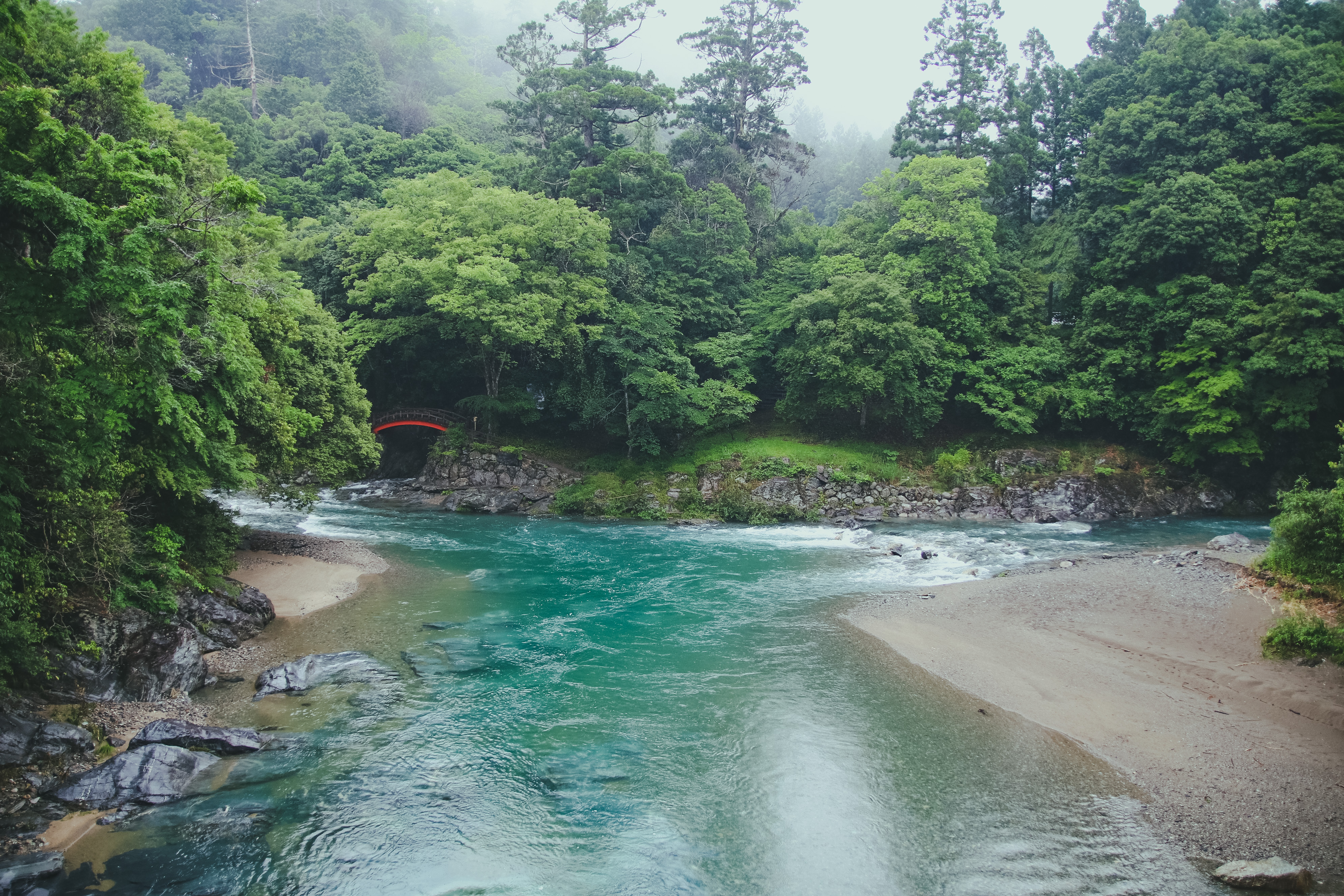 テントサウナから透明な川へ飛び込む