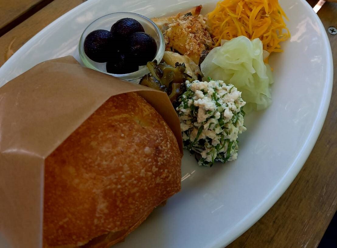 Ishigaki: savoring nature's gifts with all five senses, a delicious lunch and power spots / Lunch and cafés made with love