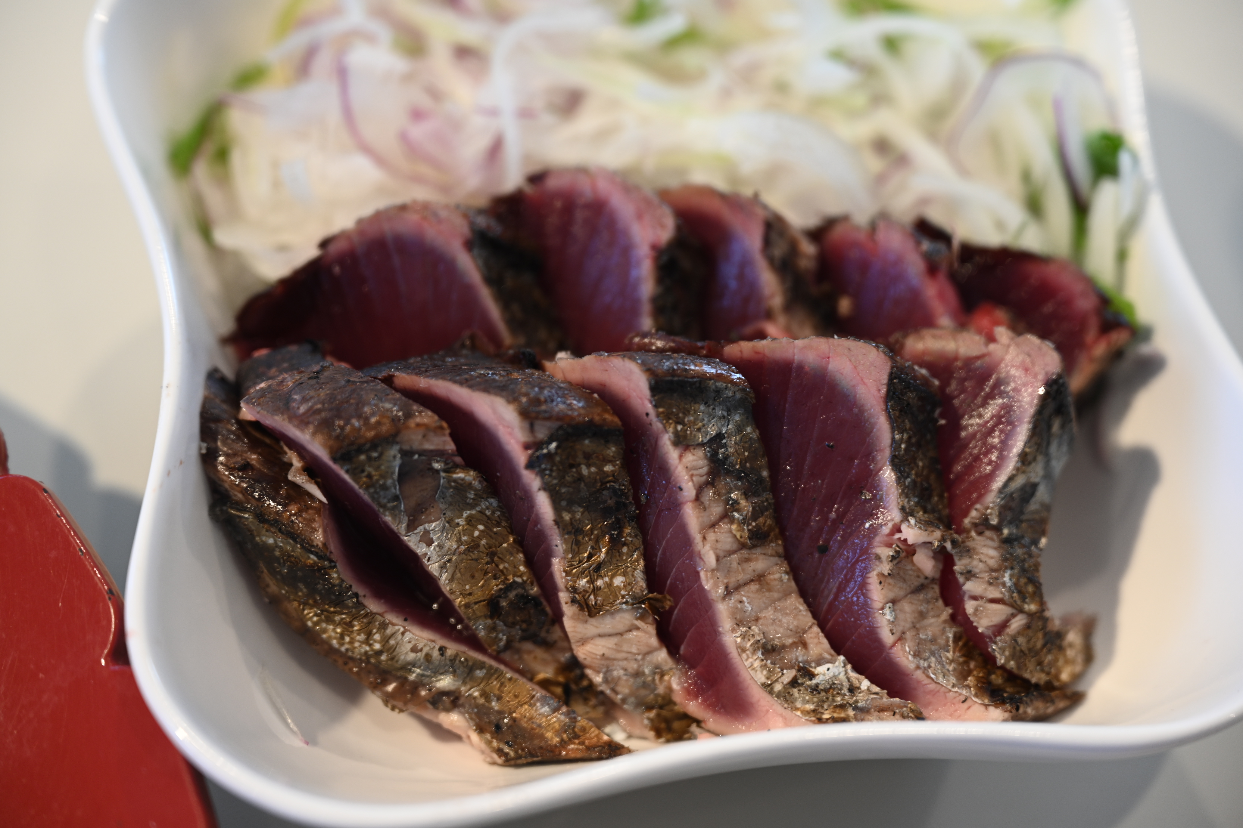 Ultra-fresh bonito straight from the market: a filleting show and three straw-seared tastings / A lavish tasting of three bonito dishes