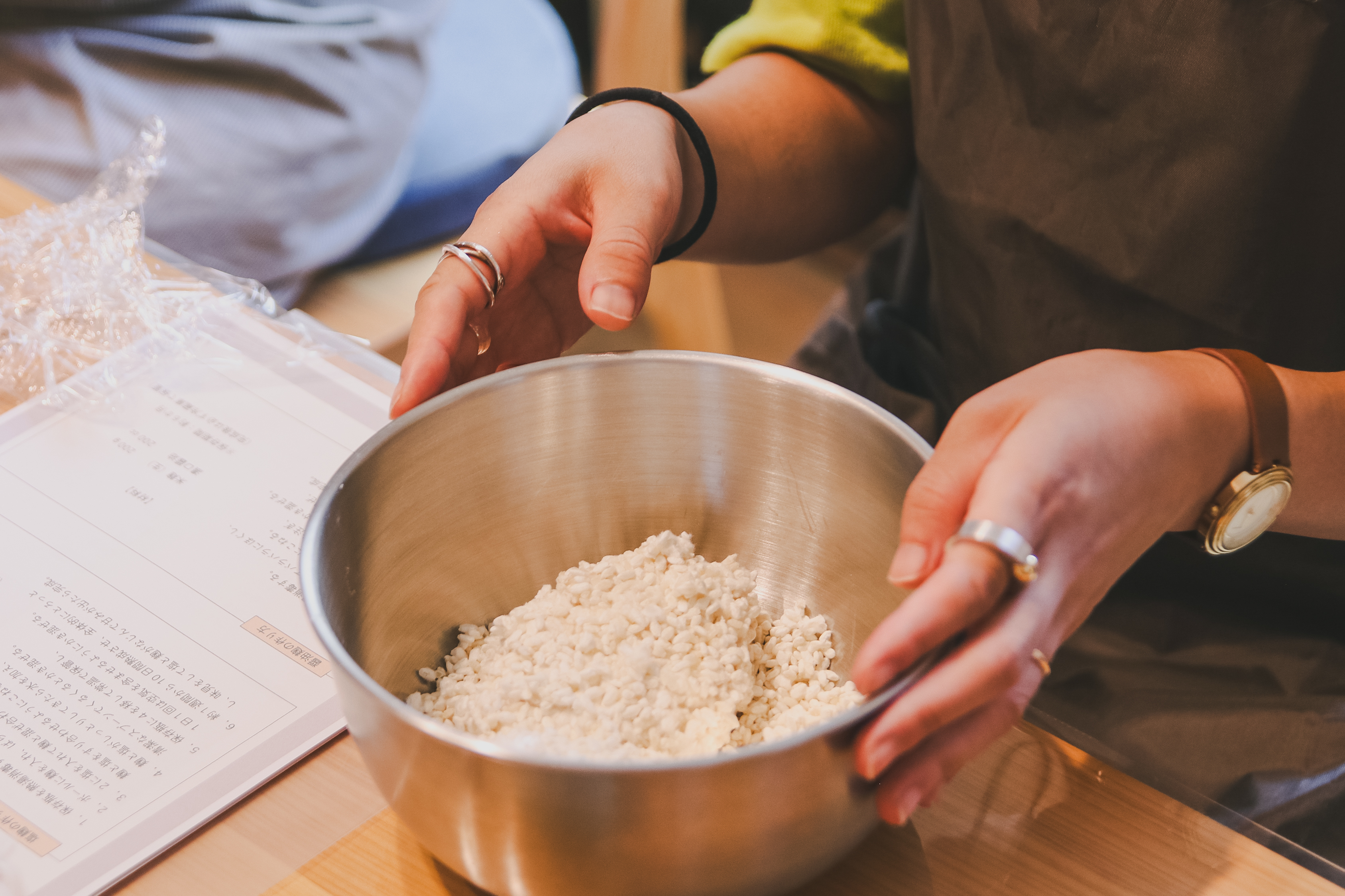 A gentle way of living with homemade salt koji and soy-sauce koji / Making salt koji and soy-sauce koji, fermented seasonings, from rice koji