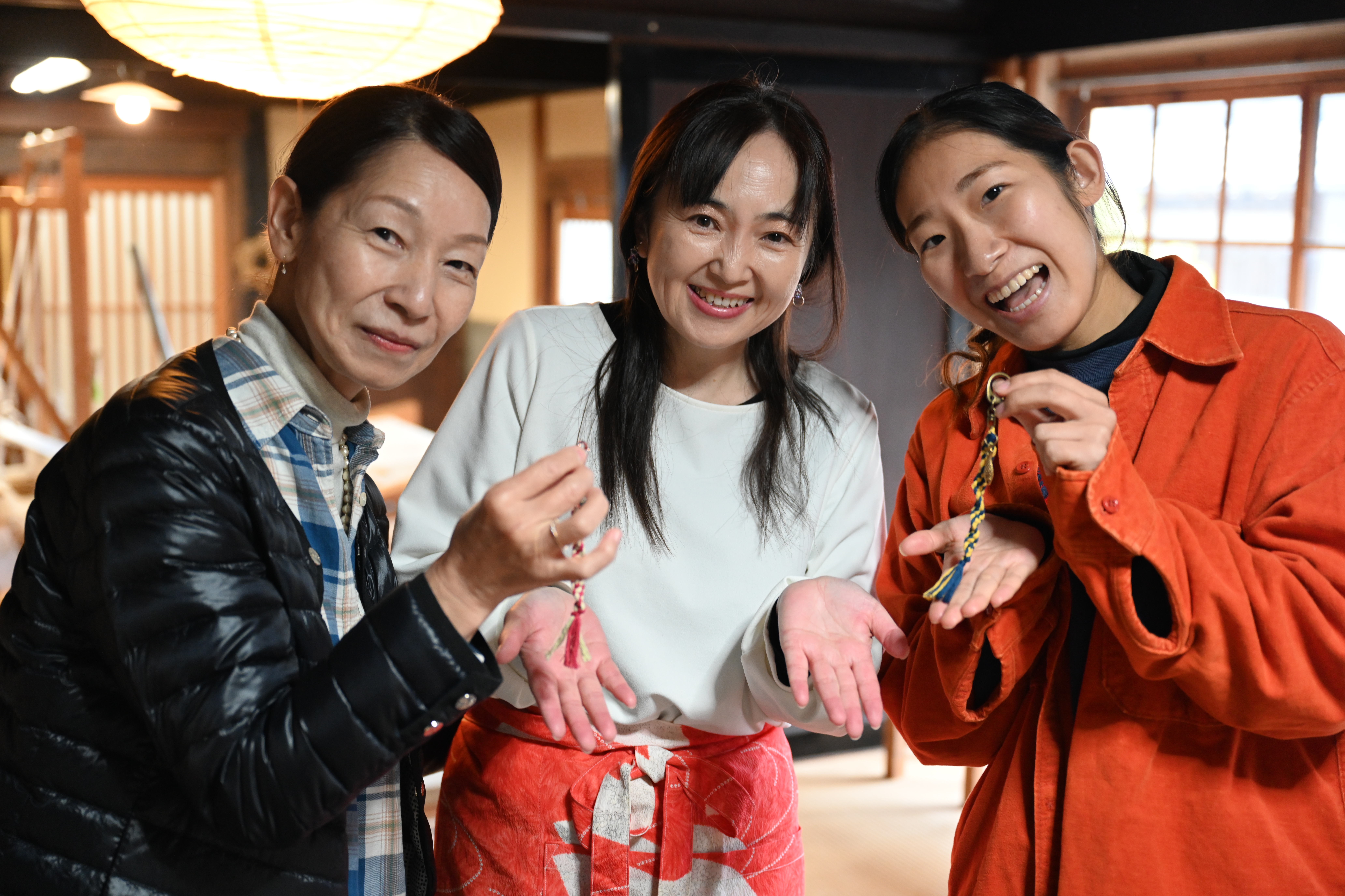 【赤穂緞通職人に教わる】こだわりが詰まったチャームを作成しよう / 【チャームプラン】こだわりの色で染めた糸とパーツを組み合わせよう