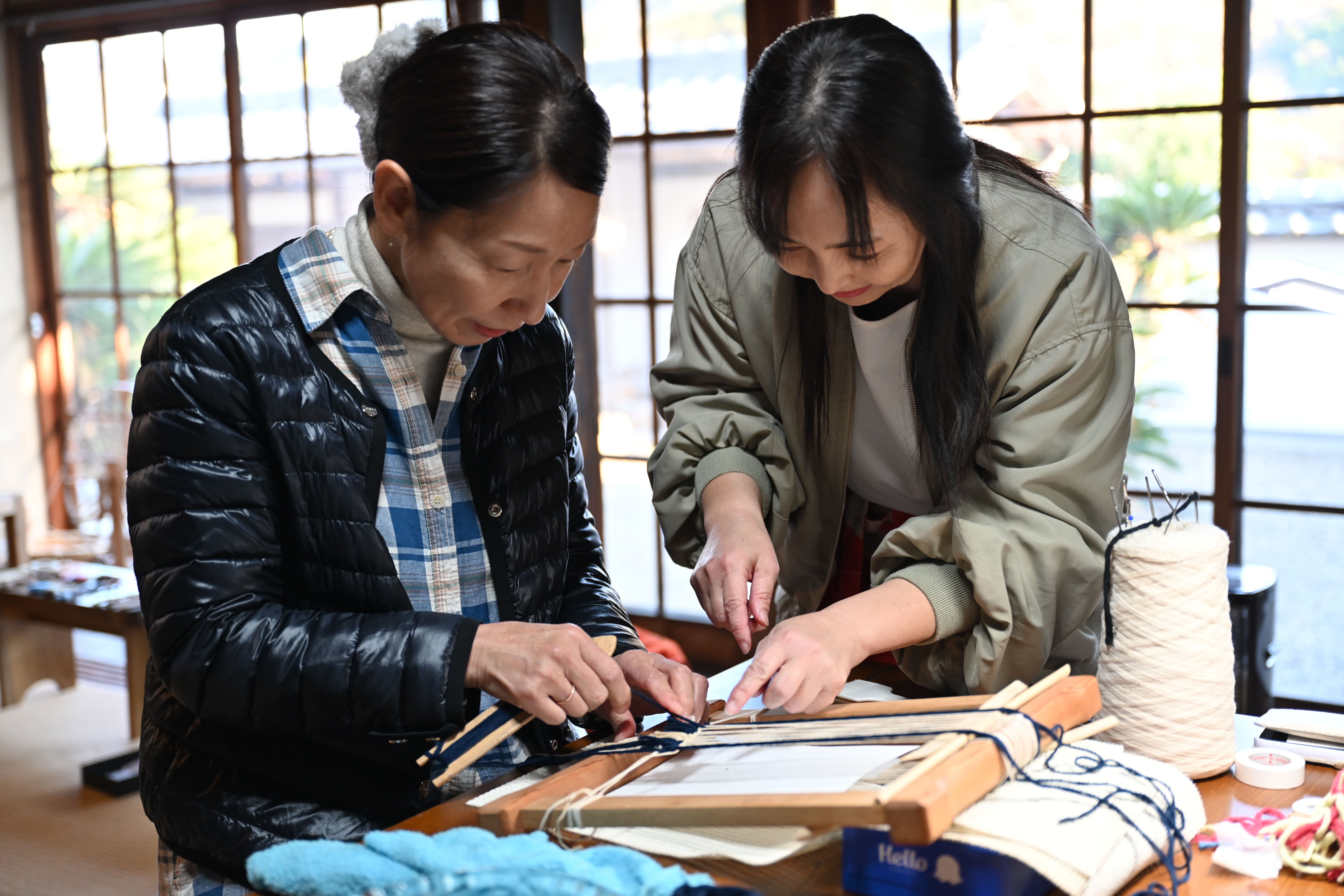 手のひらサイズの赤穂緞通体験 手織りブローチを作成しよう（女性向けプラン） / 色も形も自分次第！世界に一つだけの緞通ブローチを作成しよう！