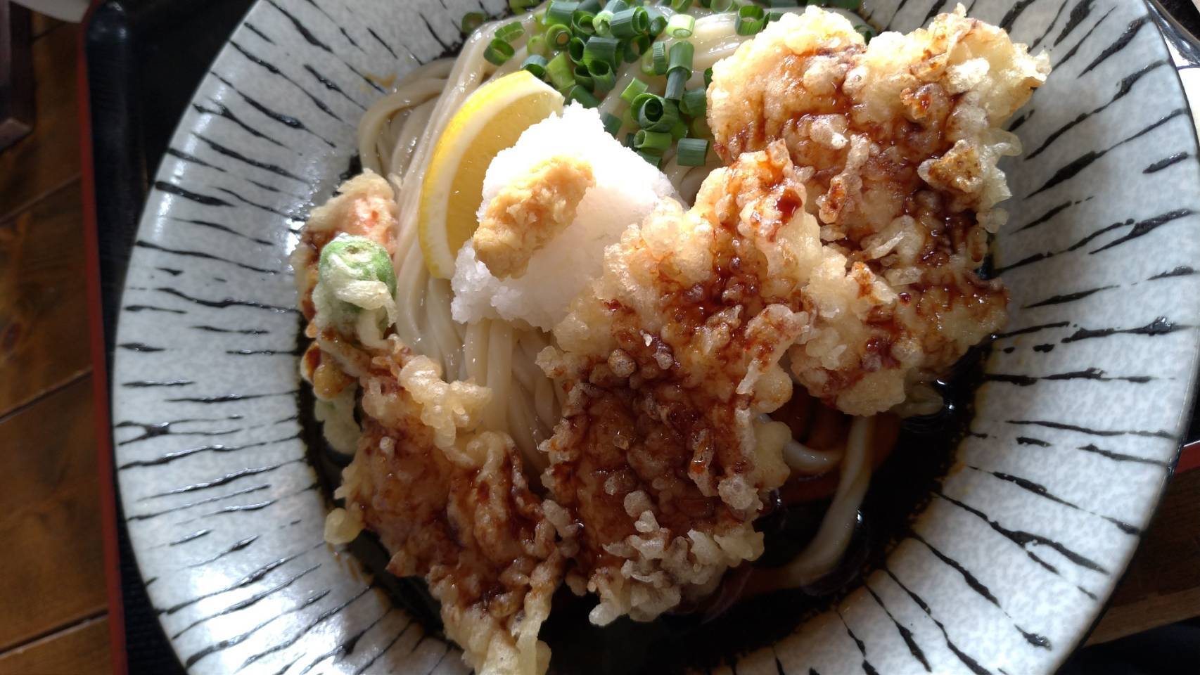 羊蹄山の名水で作るとり天うどん