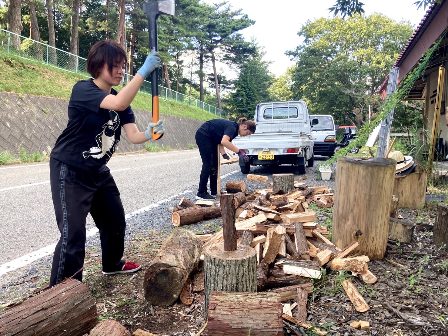 Local charcoal: a rural-life experience with charcoal-grilled local ingredients and freshly cooked terrace-grown rice / Learning deliciously about charcoal and firewood, Japan's eco fuels, produced and used locally