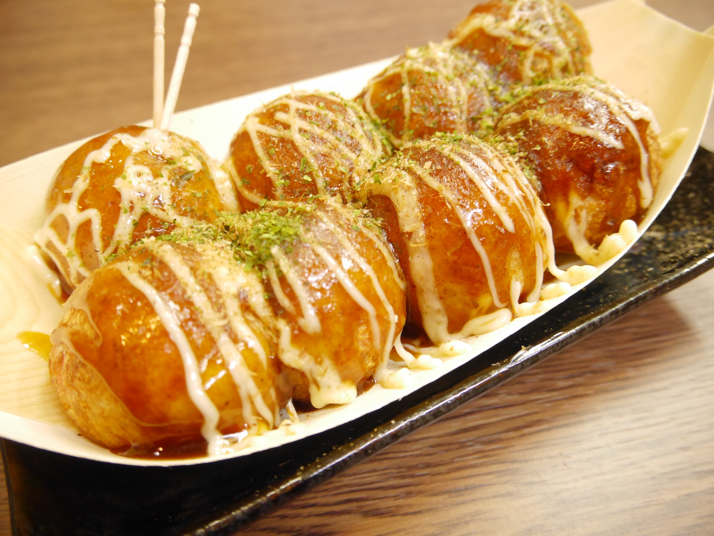 いろいろな味のたこ焼きを食べ比べ