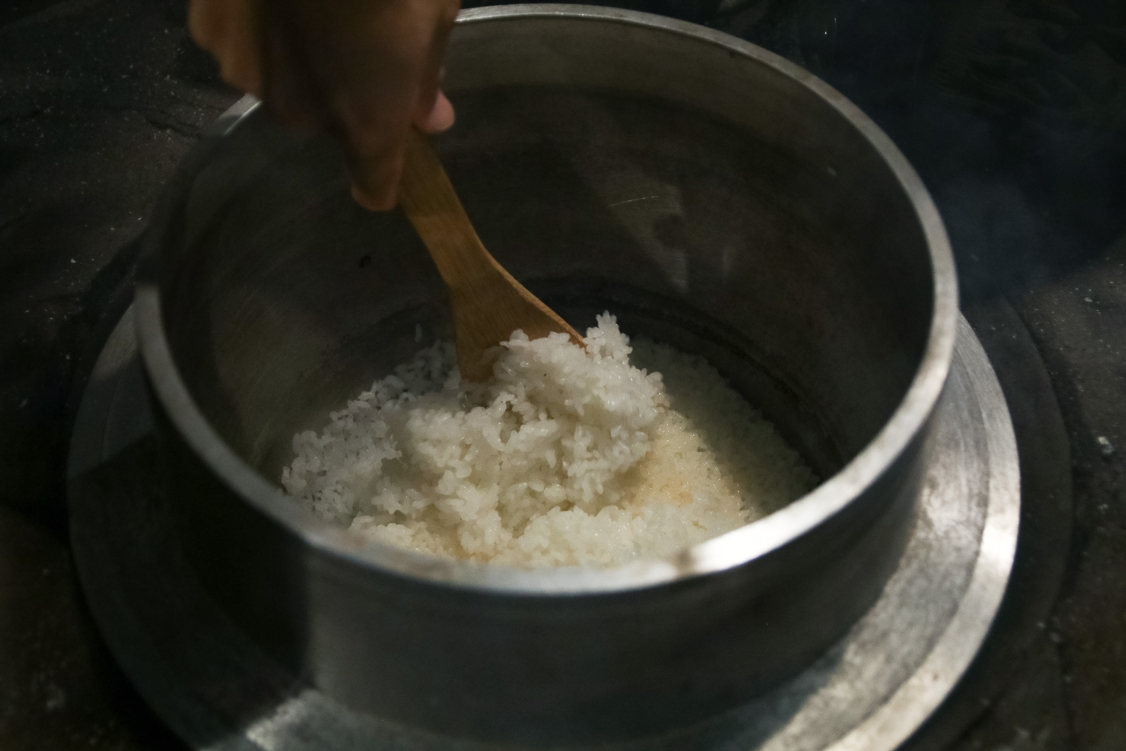 100年前からのかまどで薪炊きごはん