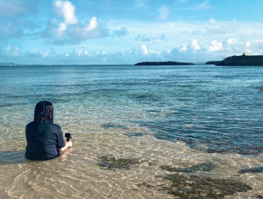 透明度の高い朝の海で泳ぐ