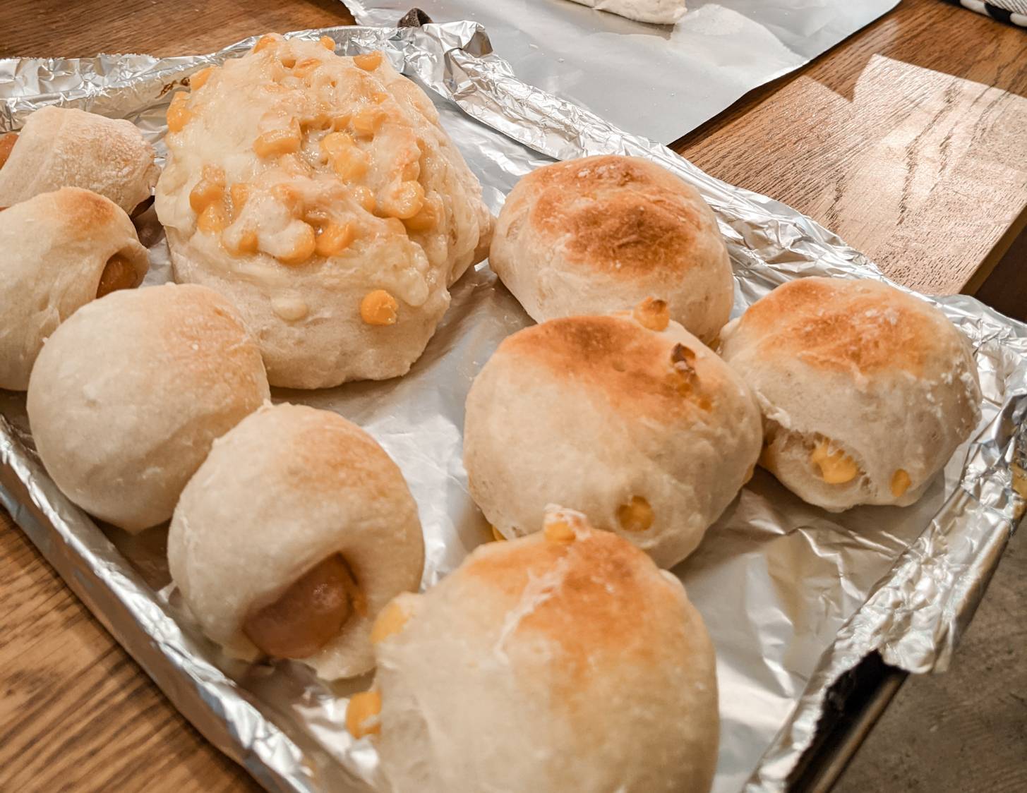 できたてのパンを試食しながらおしゃべり