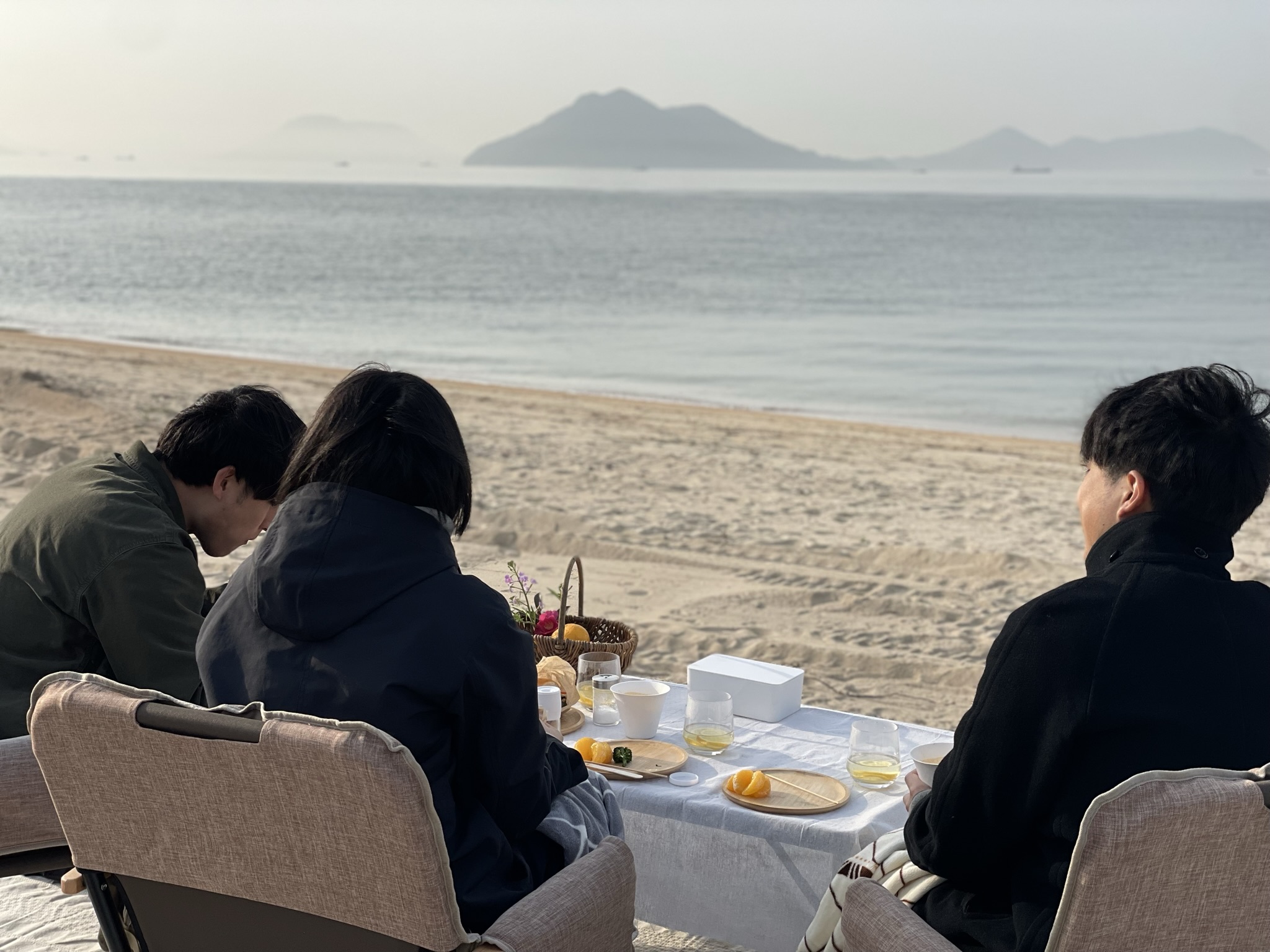 瀬戸内海を眺める贅沢モーニング！目の前に広がる絶景と贅沢な食事で最高の朝を〈モーニングセット・豊島焙煎所コーヒー付き〉※2名～ / 海辺の絶景ウッドデッキで贅沢なモーニングを楽しもう！