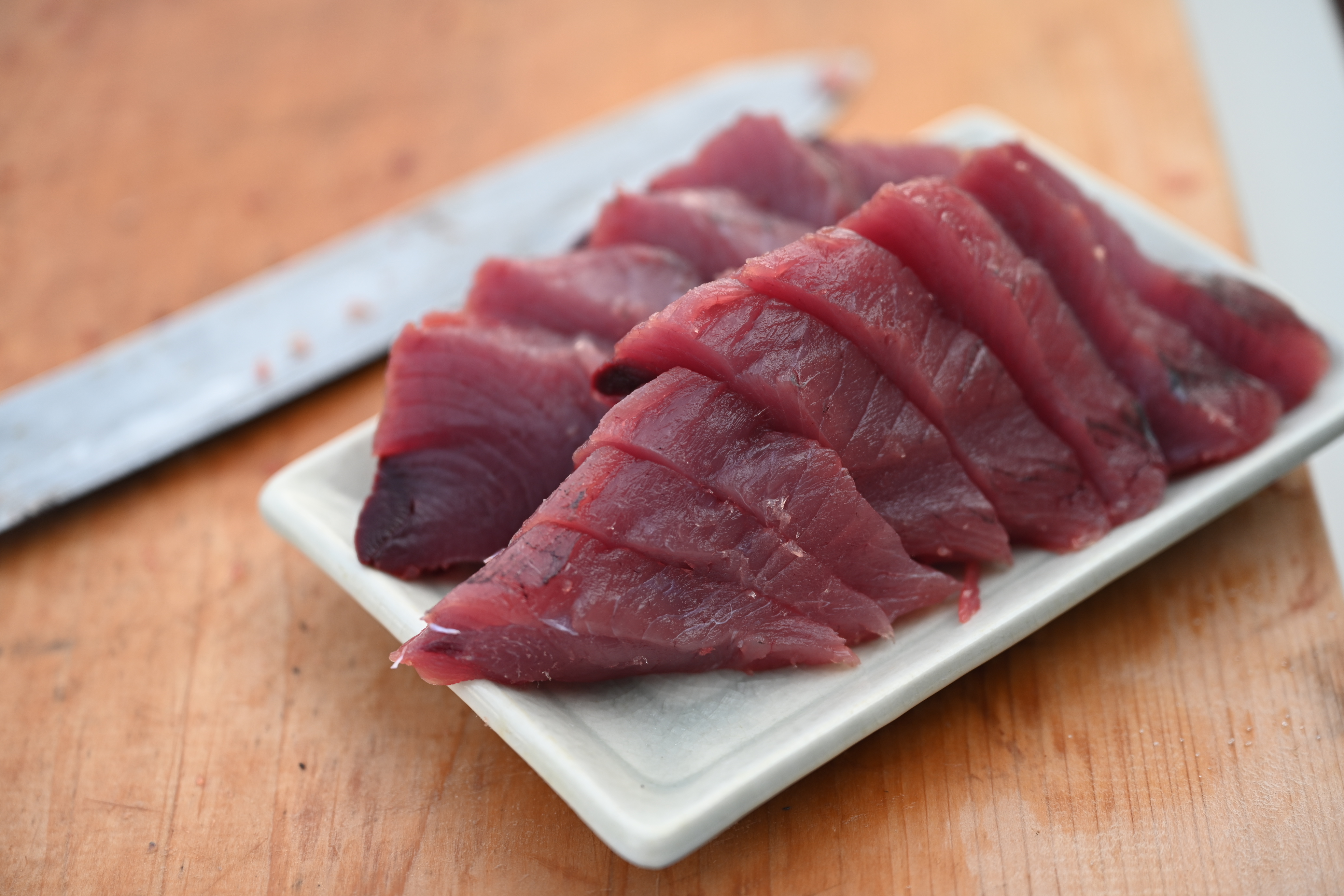 Ultra-fresh bonito straight from the market: a filleting show and three straw-seared tastings / A lavish tasting of three bonito dishes
