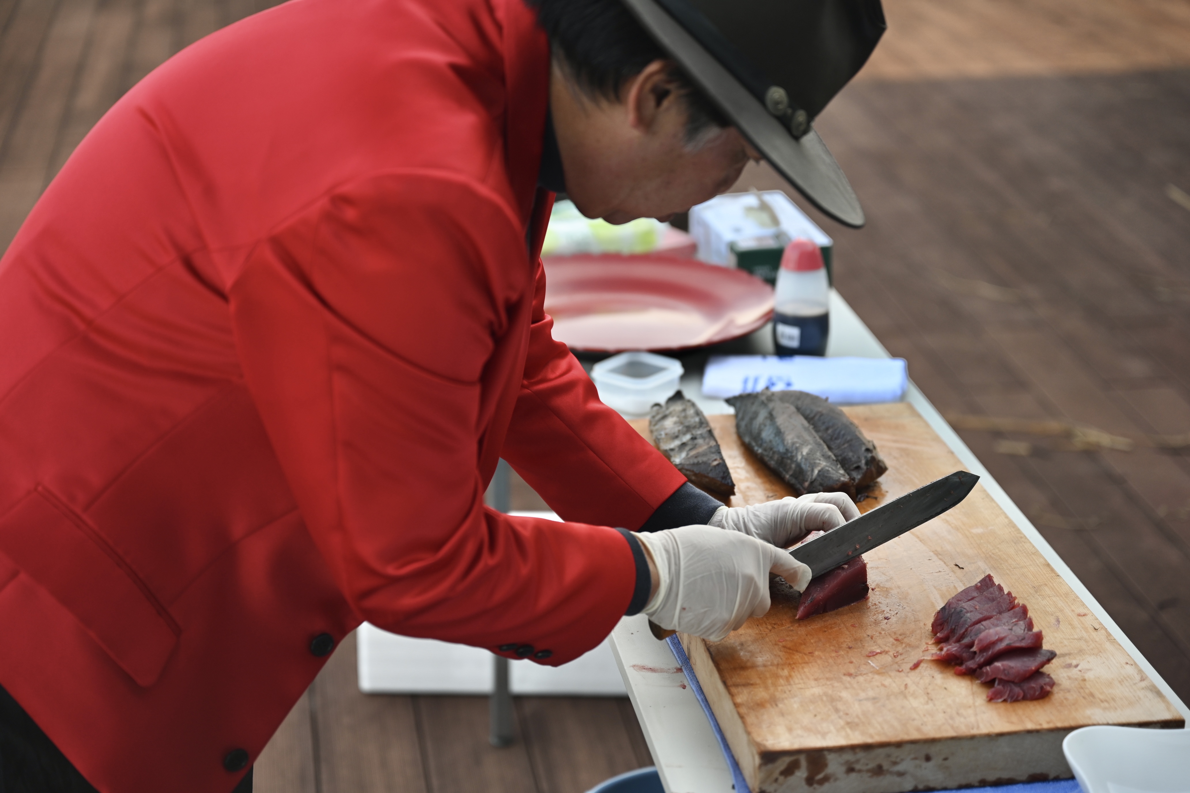 Ultra-fresh bonito straight from the market: a filleting show and three straw-seared tastings / A filleting show with an ultra-fresh whole bonito