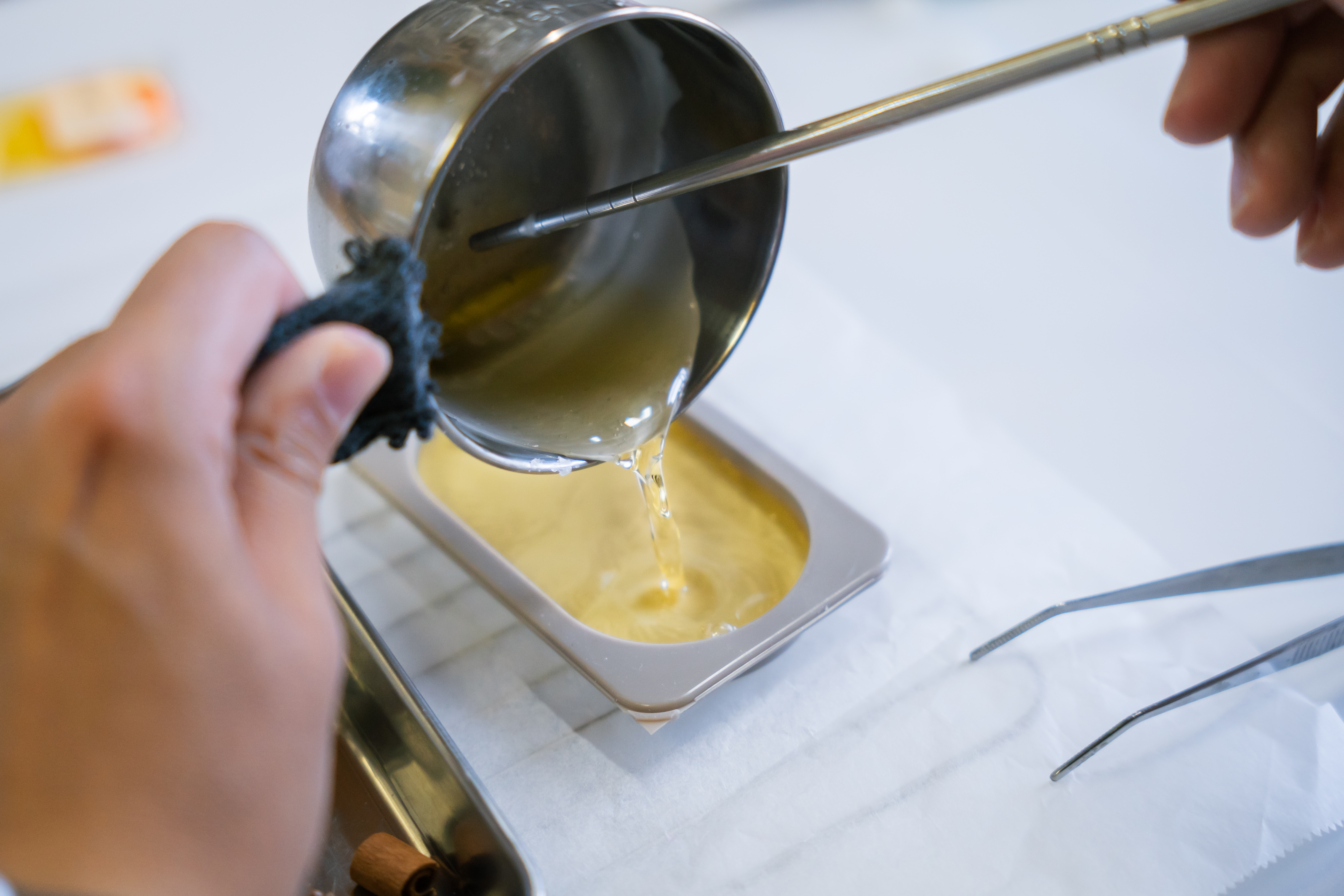 Making your own original aroma sachet with the scents of Awaji Island's forests / Melting the wax while heating it