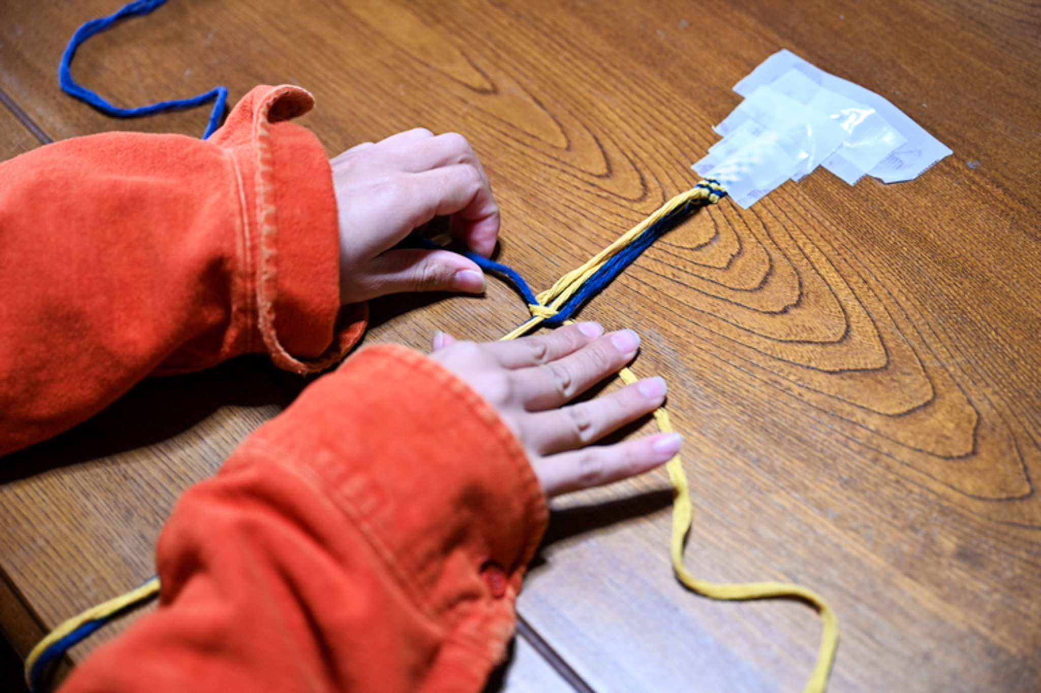 【赤穂緞通職人に教わる】こだわりが詰まったチャームを作成しよう / こだわりの色で染めた糸とパーツを組み合わせよう