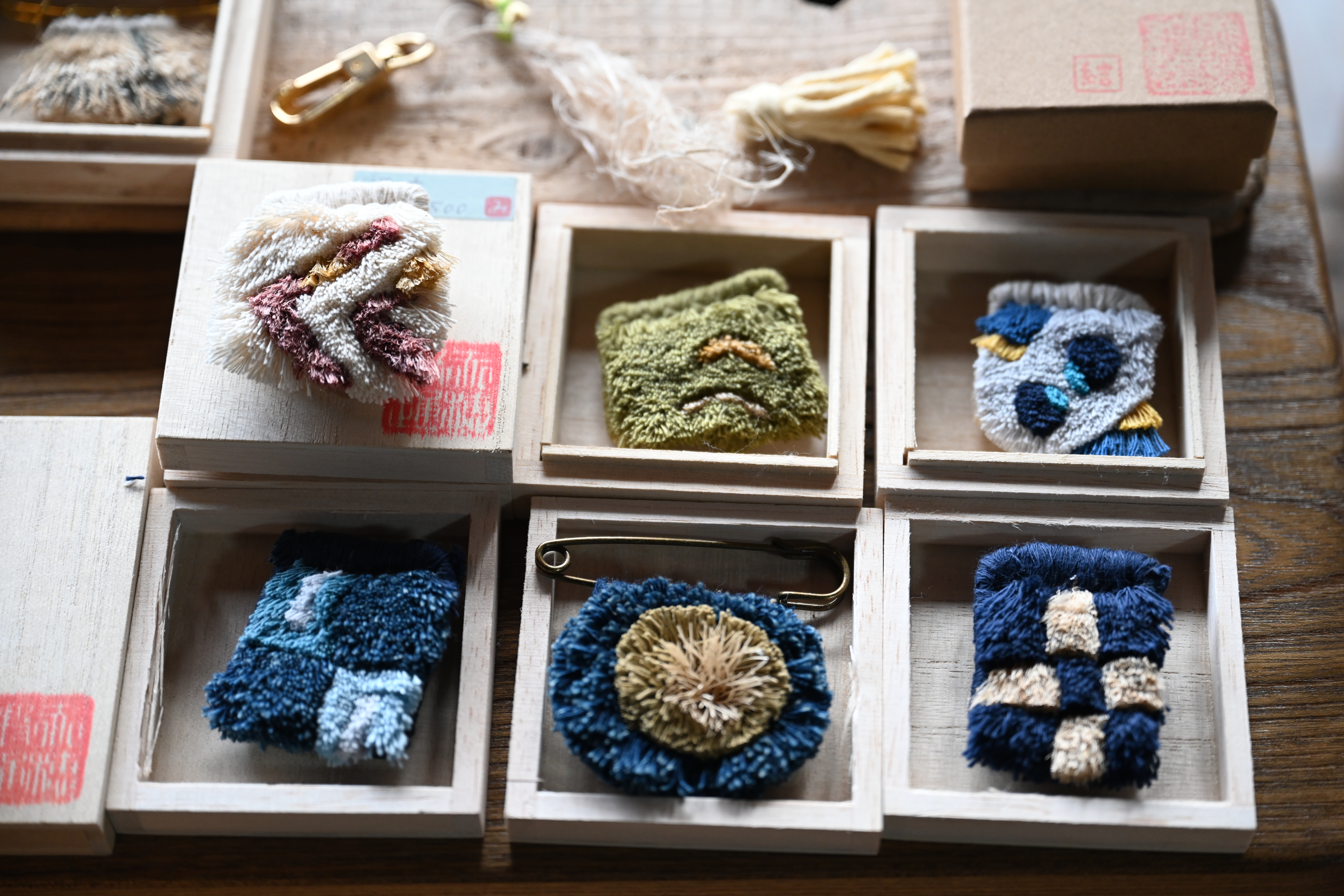 手のひらサイズの赤穂緞通体験 手織りブローチを作成しよう（女性向けプラン） / なおちゃんは赤穂緞通歴30年以上の大ベテラン