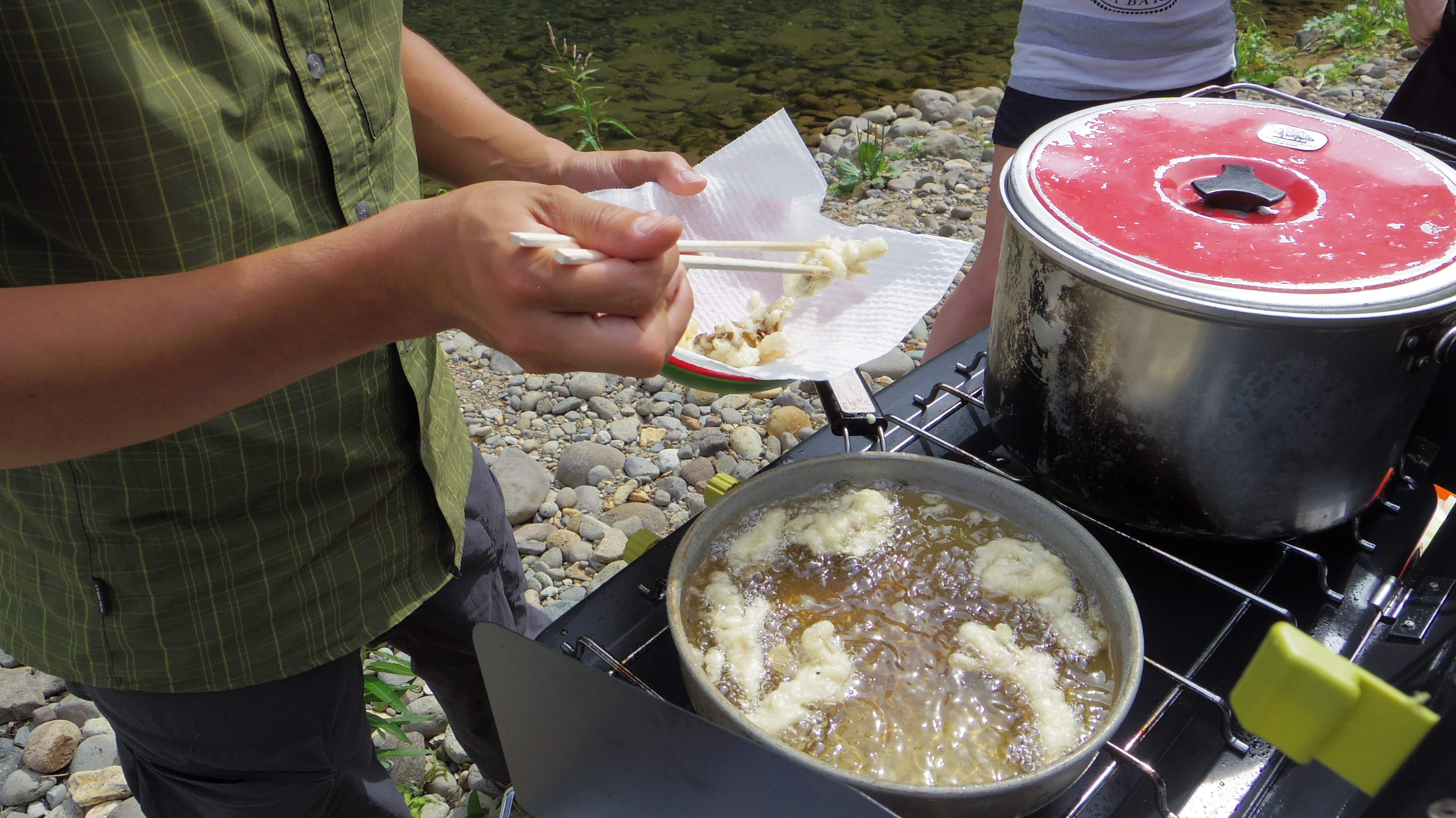 【札幌】北海道の大自然で山菜取り＆山菜入りジンギスカンを堪能する旅
＜昼食付き＞ / 自分で採った山野草を使った
山菜入りジンギスカン！