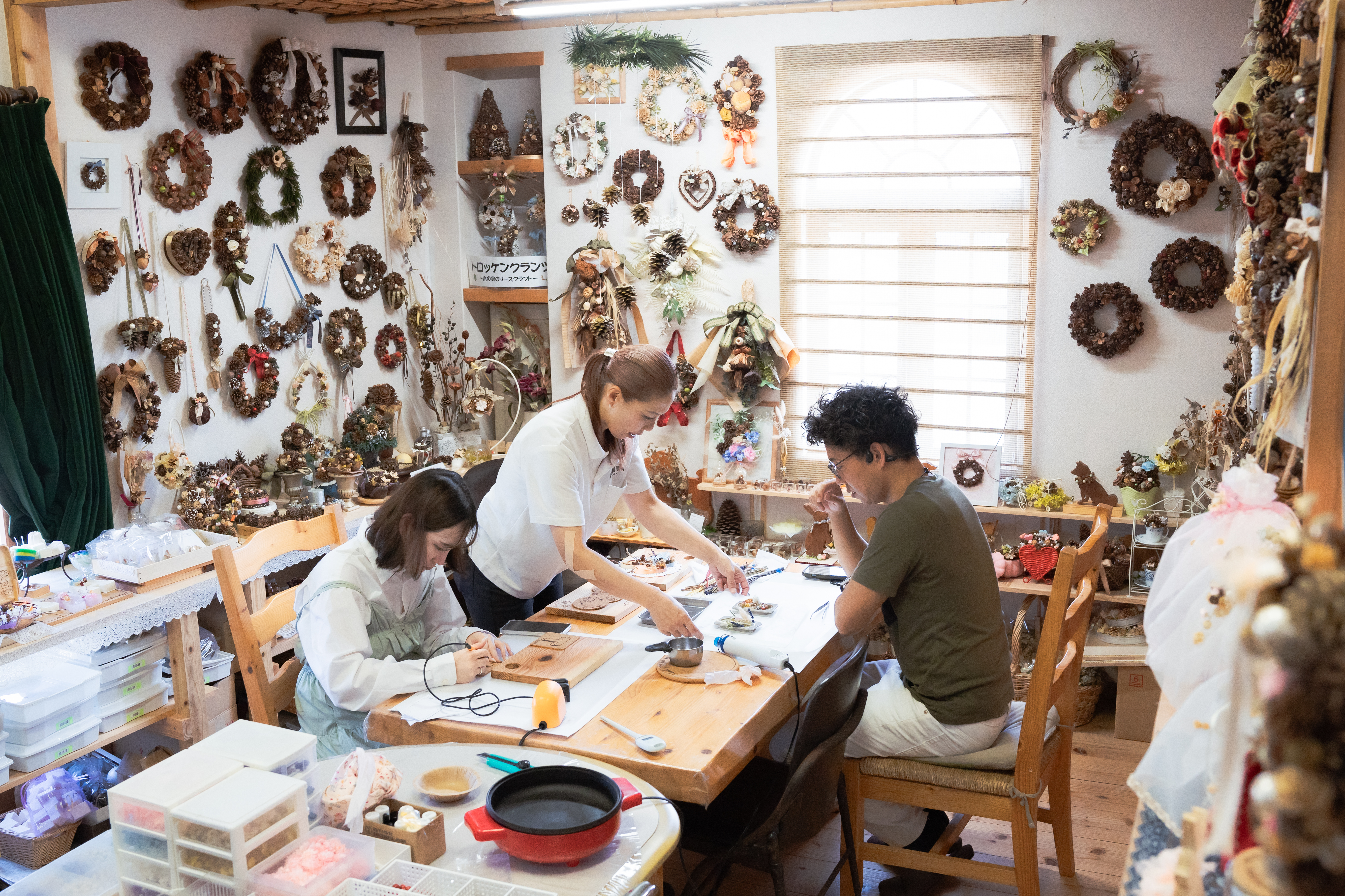 Making your own original aroma sachet with the scents of Awaji Island's forests / Hearing about aroma sachets and their materials