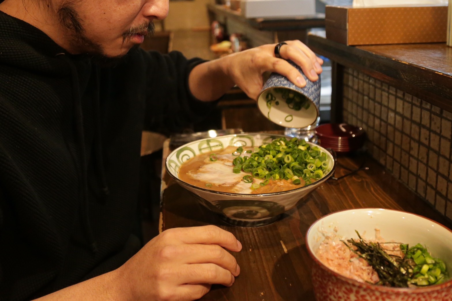 〆のラーメン年間180杯の飲兵衛と行く、観光客だけでは行けないディープな店を飲み歩く旅 / 和歌山市内のラーメンならお任せ下さい！