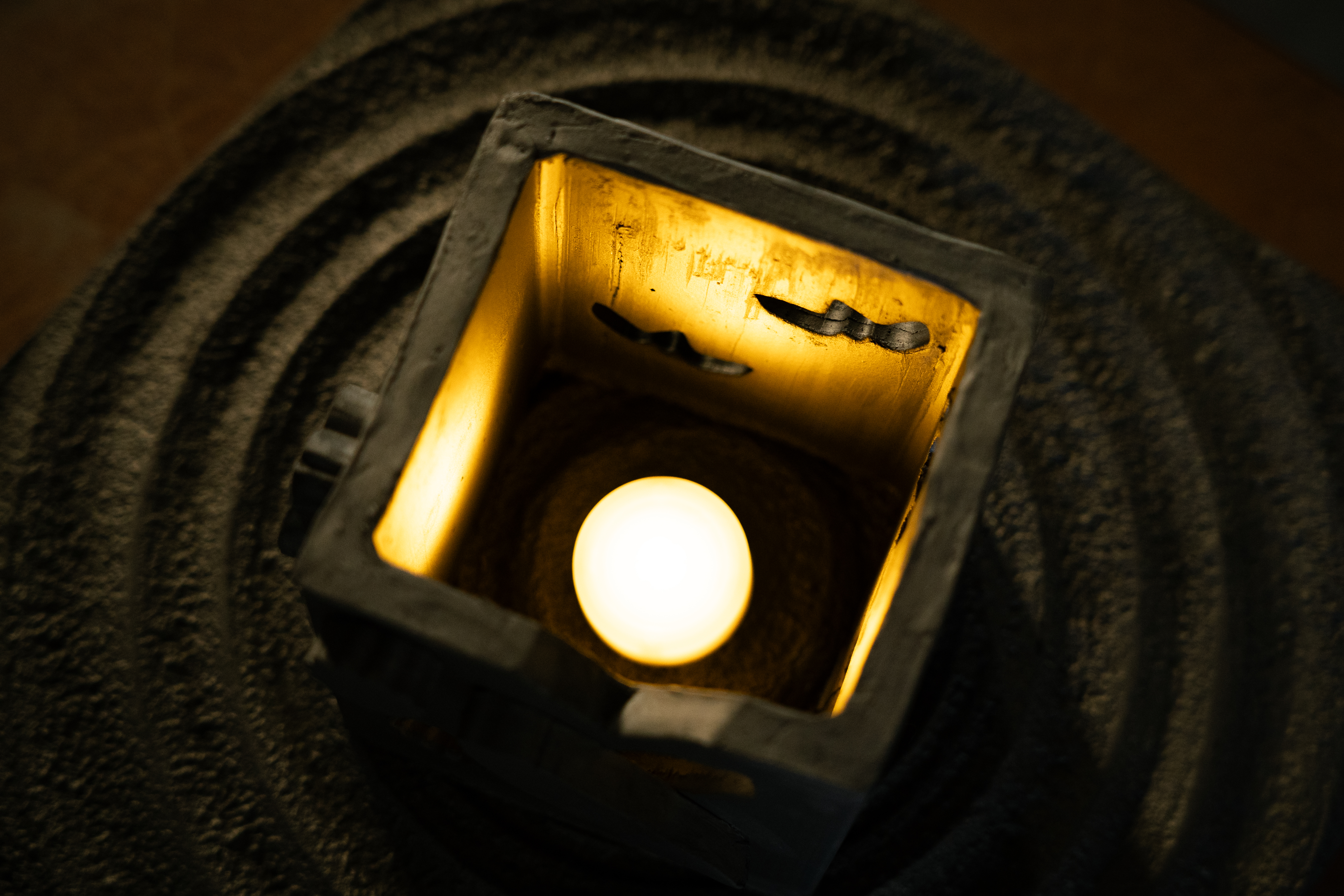 Making an original lantern from Awaji tiles, one of Japan's three great tiles, and discovering their silver sheen / Where will you display your tile lantern when it arrives?