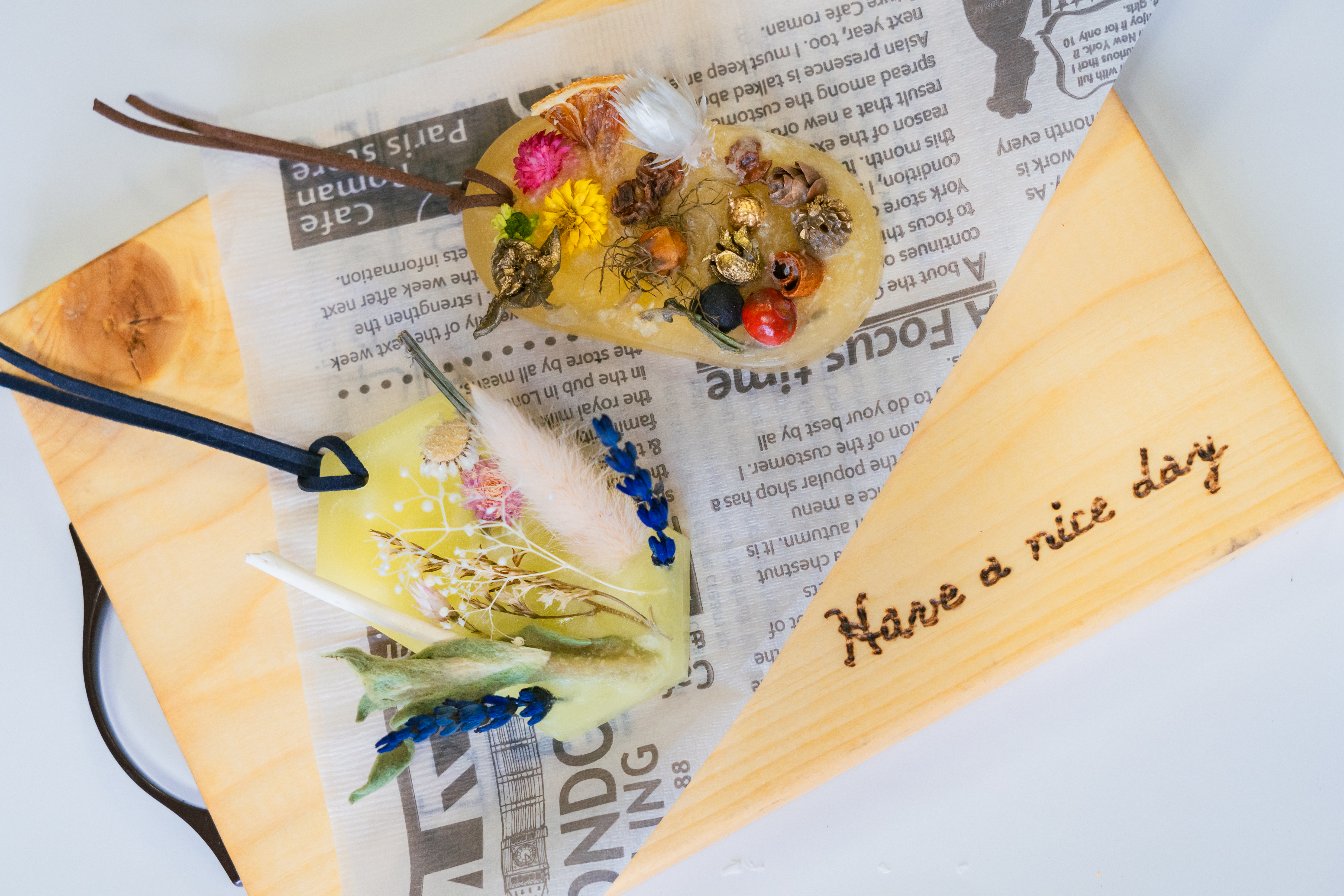 Making your own original aroma sachet with the scents of Awaji Island's forests / Removing the aroma sachet from the silicone mold
