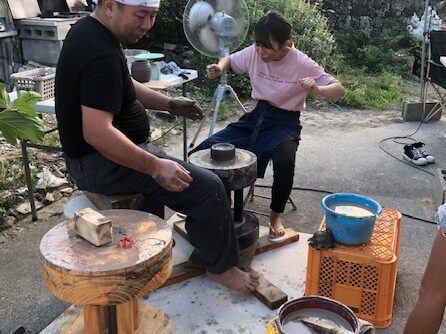 【うるま】陶芸家トクサンと本格窯で
沖縄の器”やちむん”とピザを作ろう🌺
＜陶芸体験・ピザ含む＞ / あなたオリジナルの 沖縄の焼き物”やちむん”を作ろう🌺