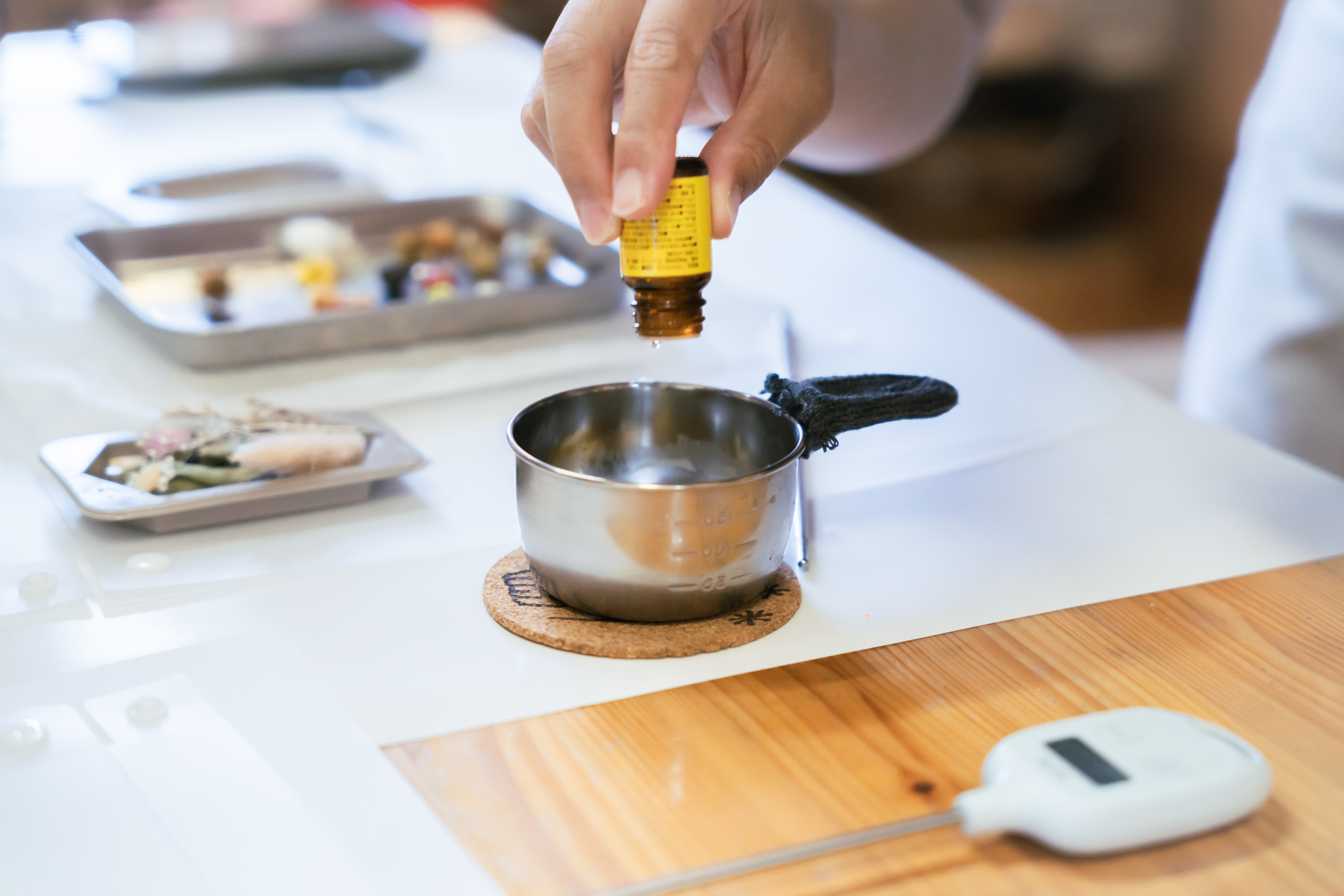 Making your own original aroma sachet with the scents of Awaji Island's forests / Melting the wax while heating it