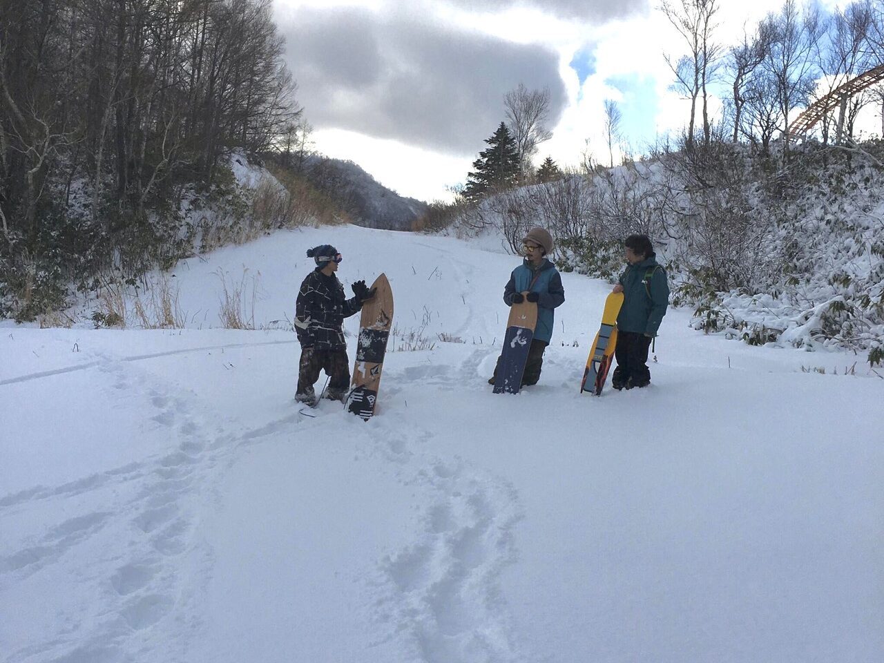【札幌】地元ならではの藍染体験＆
札幌の母と郷土料理作りの旅
＜藍染体験・夕食付き＞ / 雪上のサーフィン！？
自家製”雪板”で丘を滑り降りよう