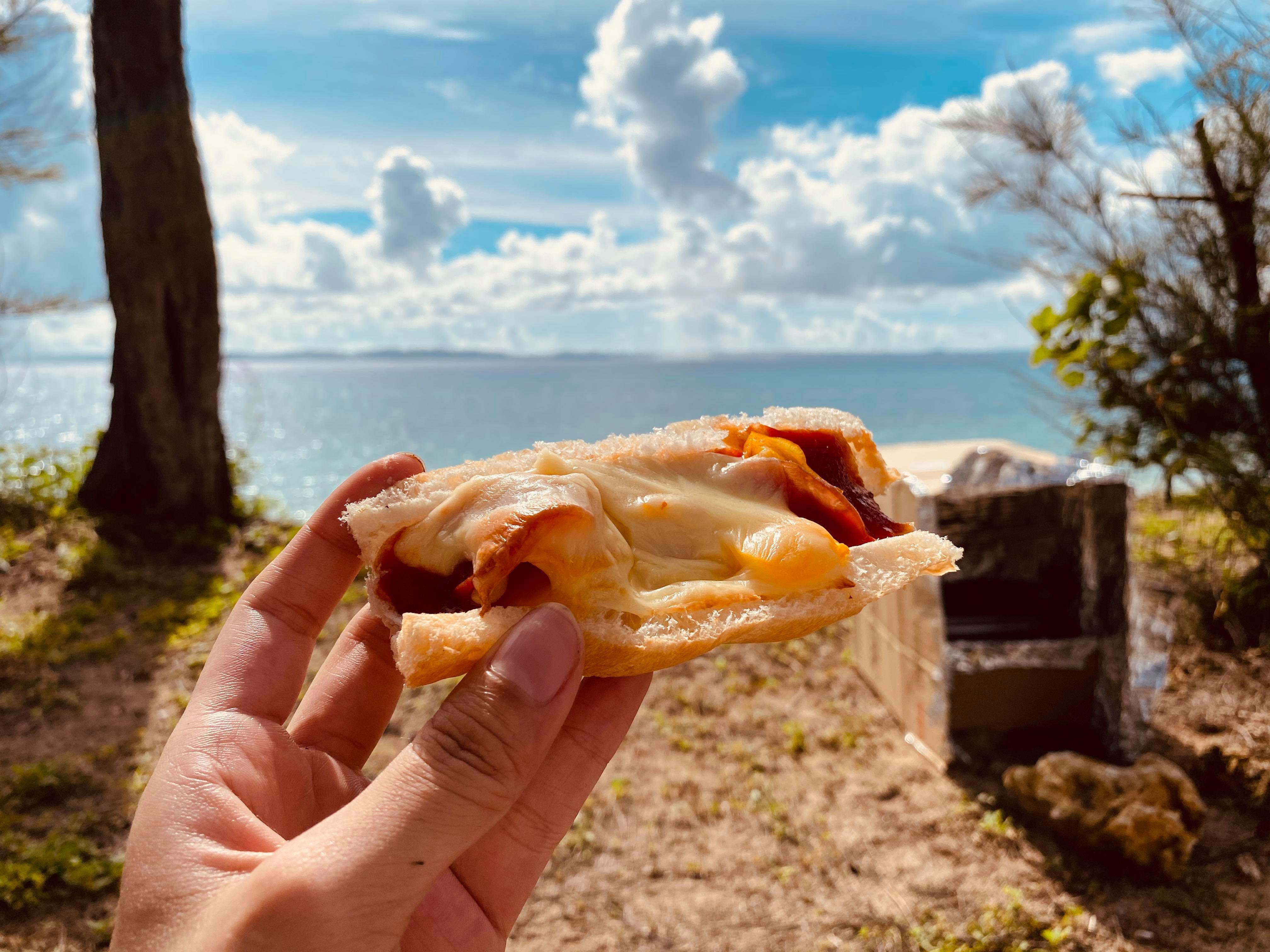【うるま】穴場な離島でキャンプ⛺
～釣った魚をダンボールオーブンで料理～＜キャンプ道具・釣り道具込み＞ / ダンボールオーブンで作る！ おふのピザ🍕＆釣った魚のバター焼き🐟