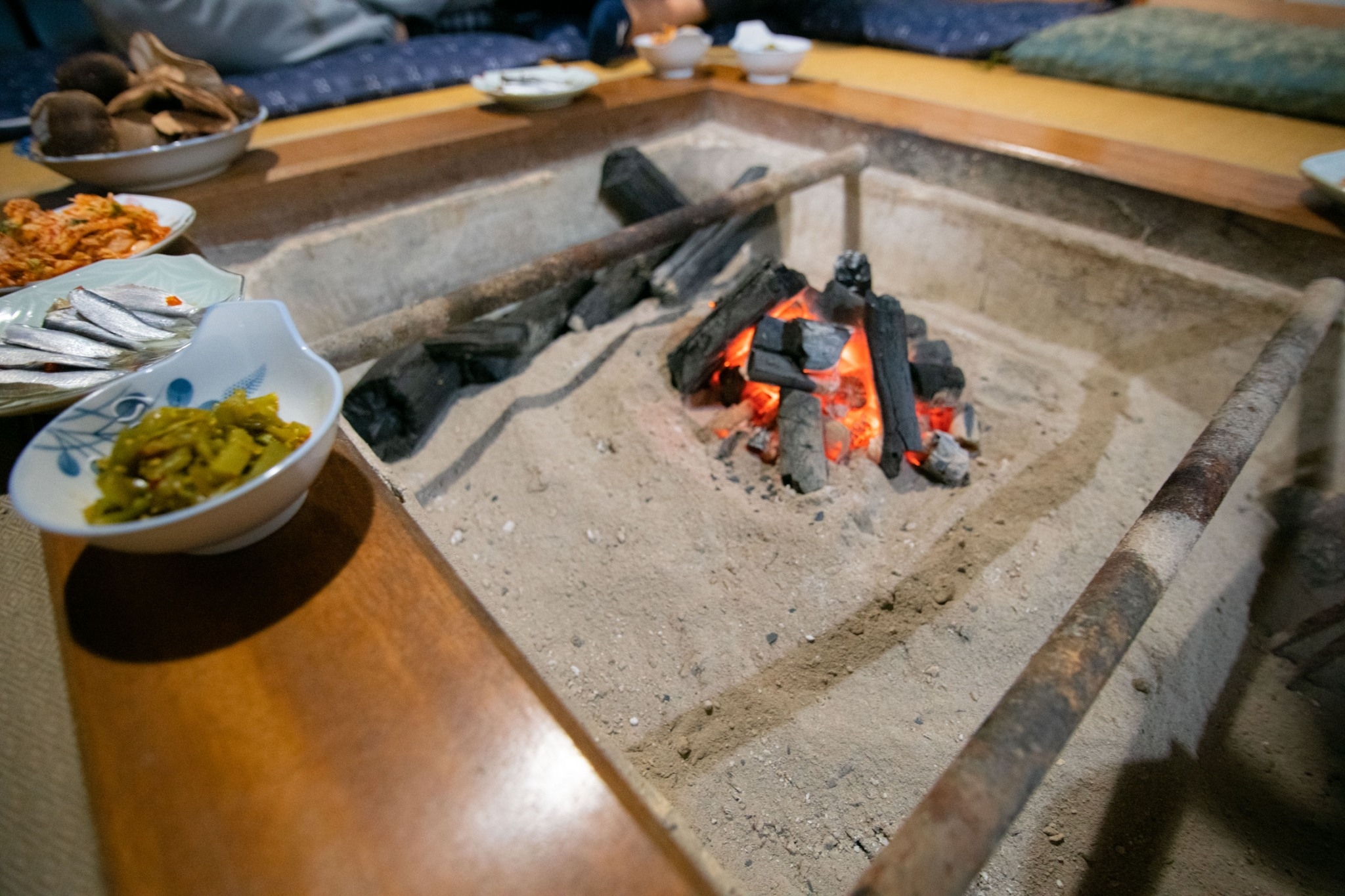 Local charcoal: a rural-life experience with charcoal-grilled local ingredients and freshly cooked terrace-grown rice / Learning deliciously about charcoal and firewood, Japan's eco fuels, produced and used locally