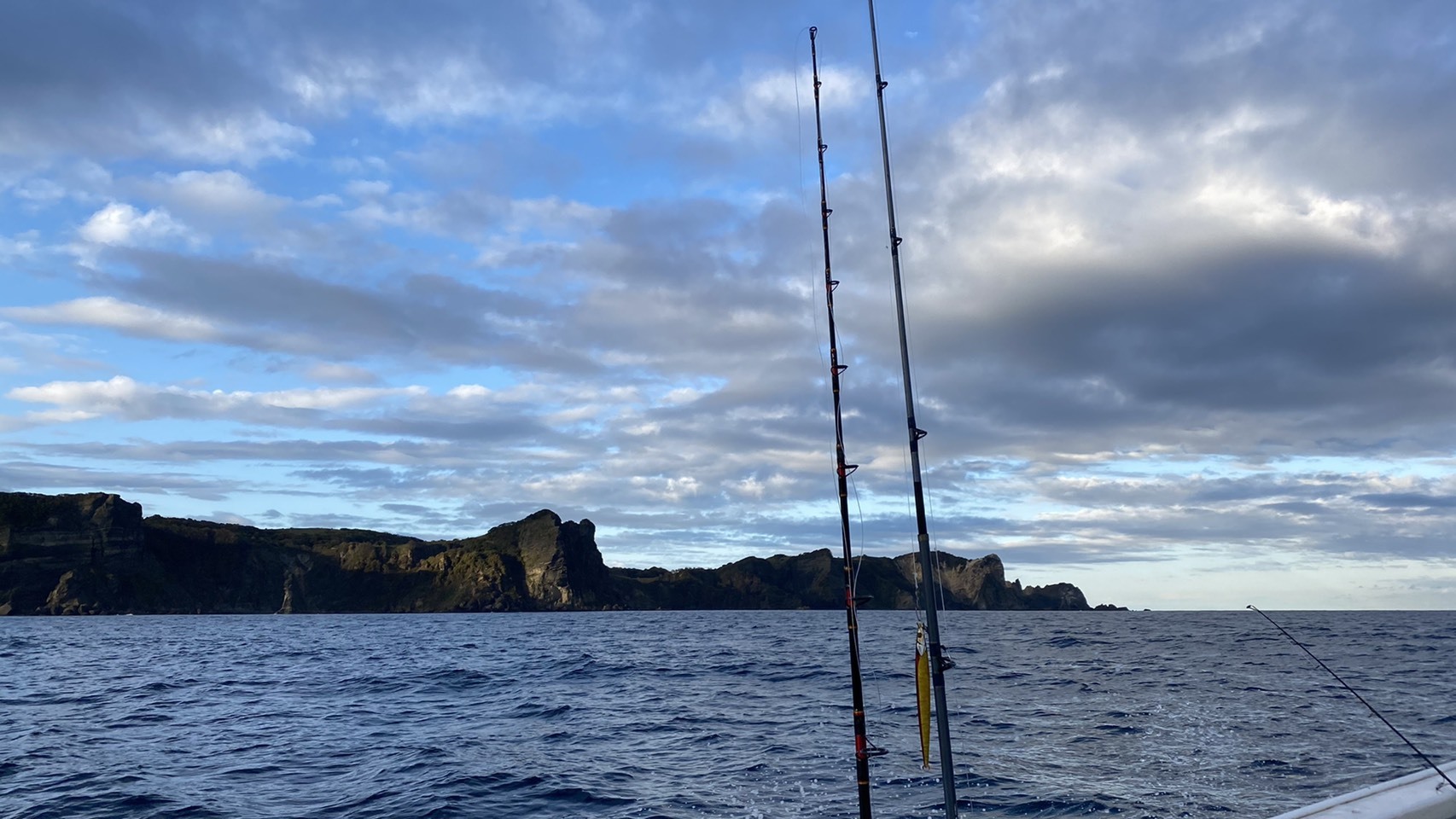 Shakotan: yellowtail fishing from a boat while gazing at Shakotan blue / Stunning views of Shakotan's Cape Kamui that only a boat can give
