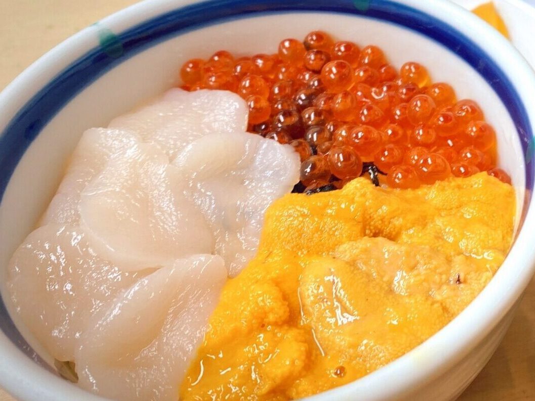 地元の人が通う鮮魚店の日替わり海鮮丼