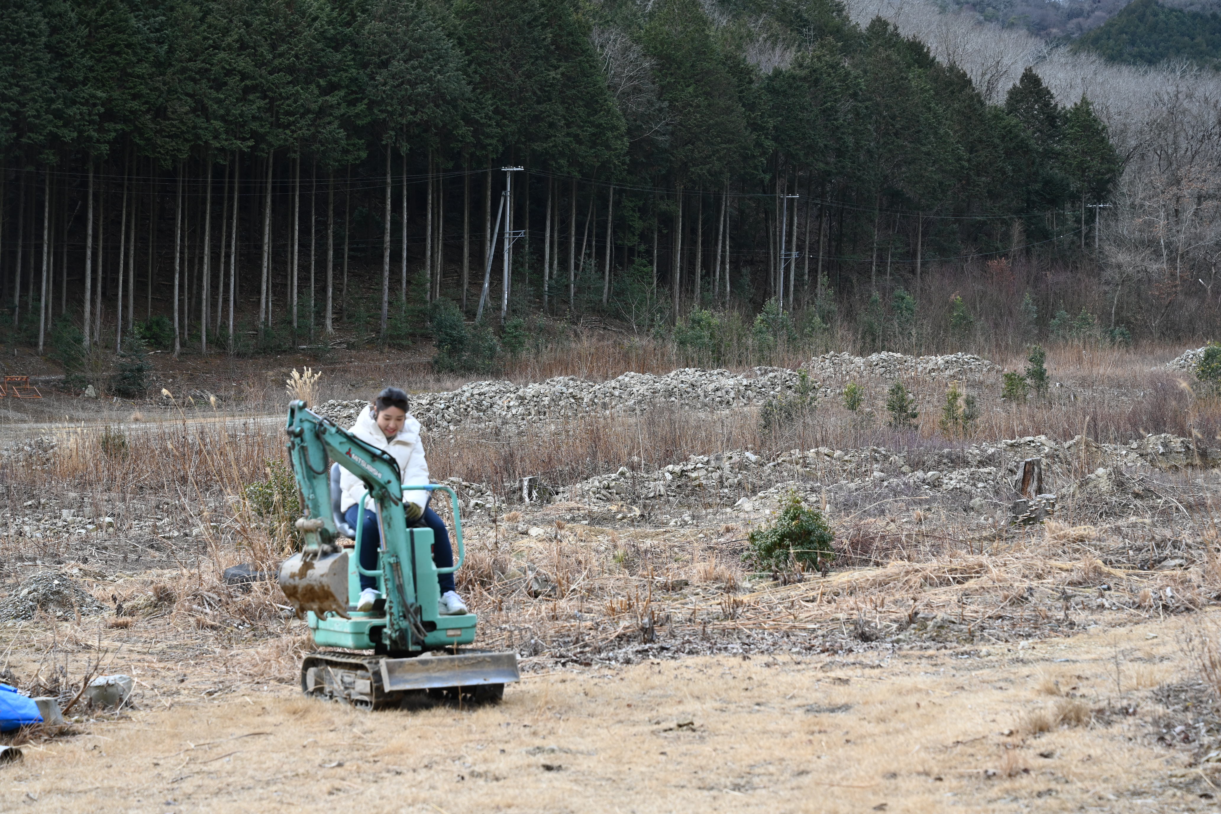 【兵庫・上郡】ゼロから作るキャンプ場開拓体験！重機操作＆アウトドア体験で自然と触れ合う1日 / 免許のいらない重機に乗って道を平らにしてみよう！