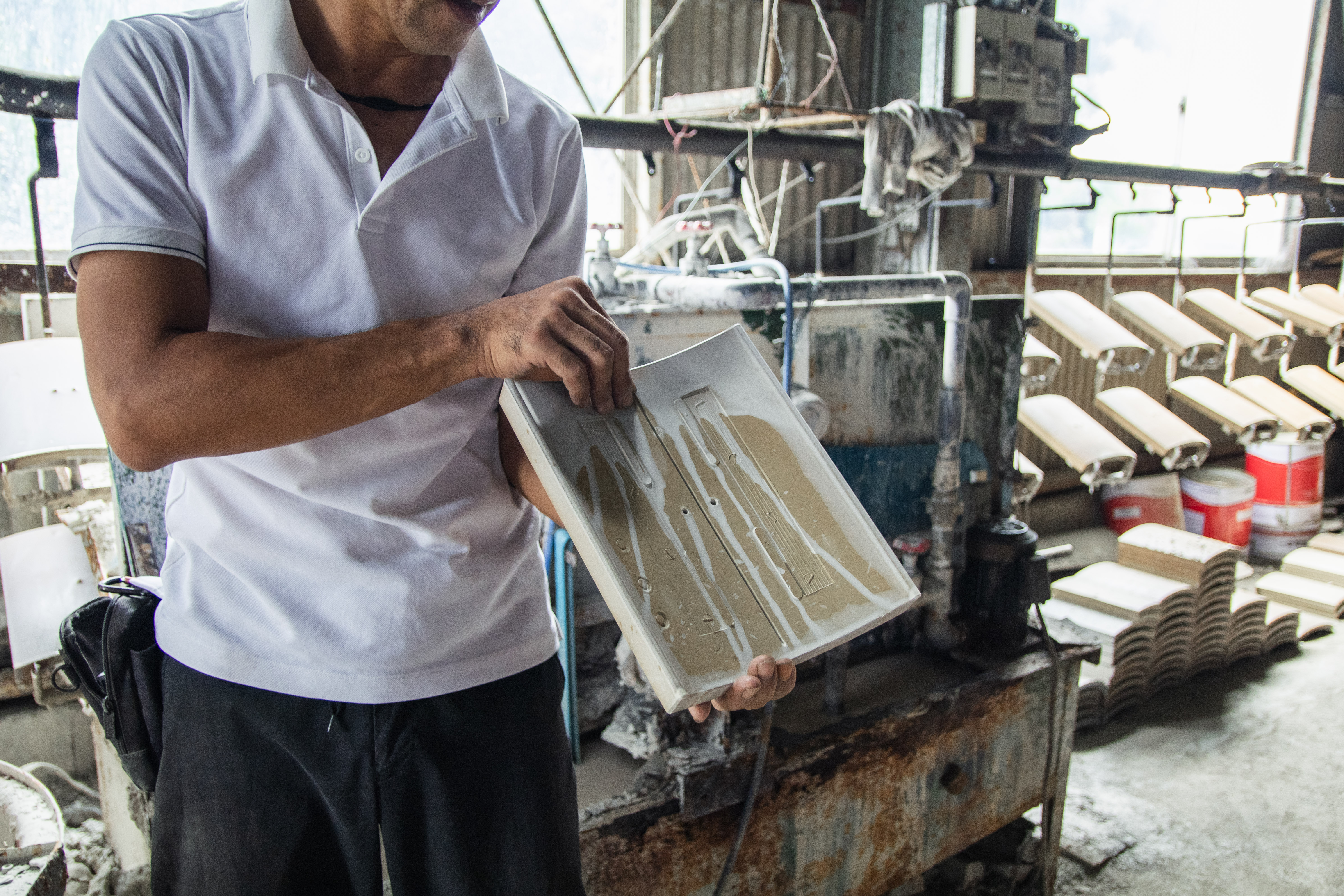 Making an original lantern from Awaji tiles, one of Japan's three great tiles, and discovering their silver sheen / What color is "ibushi-gin"? A tile factory tour