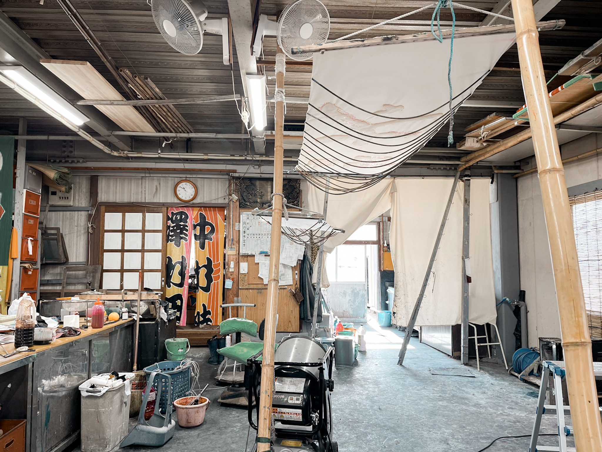 香川県伝統的工芸、讃岐のり染の技法を使ったバッグの染色体験！ / 隣接した工房で藍染の工場を見学できるのは貴重な体験！