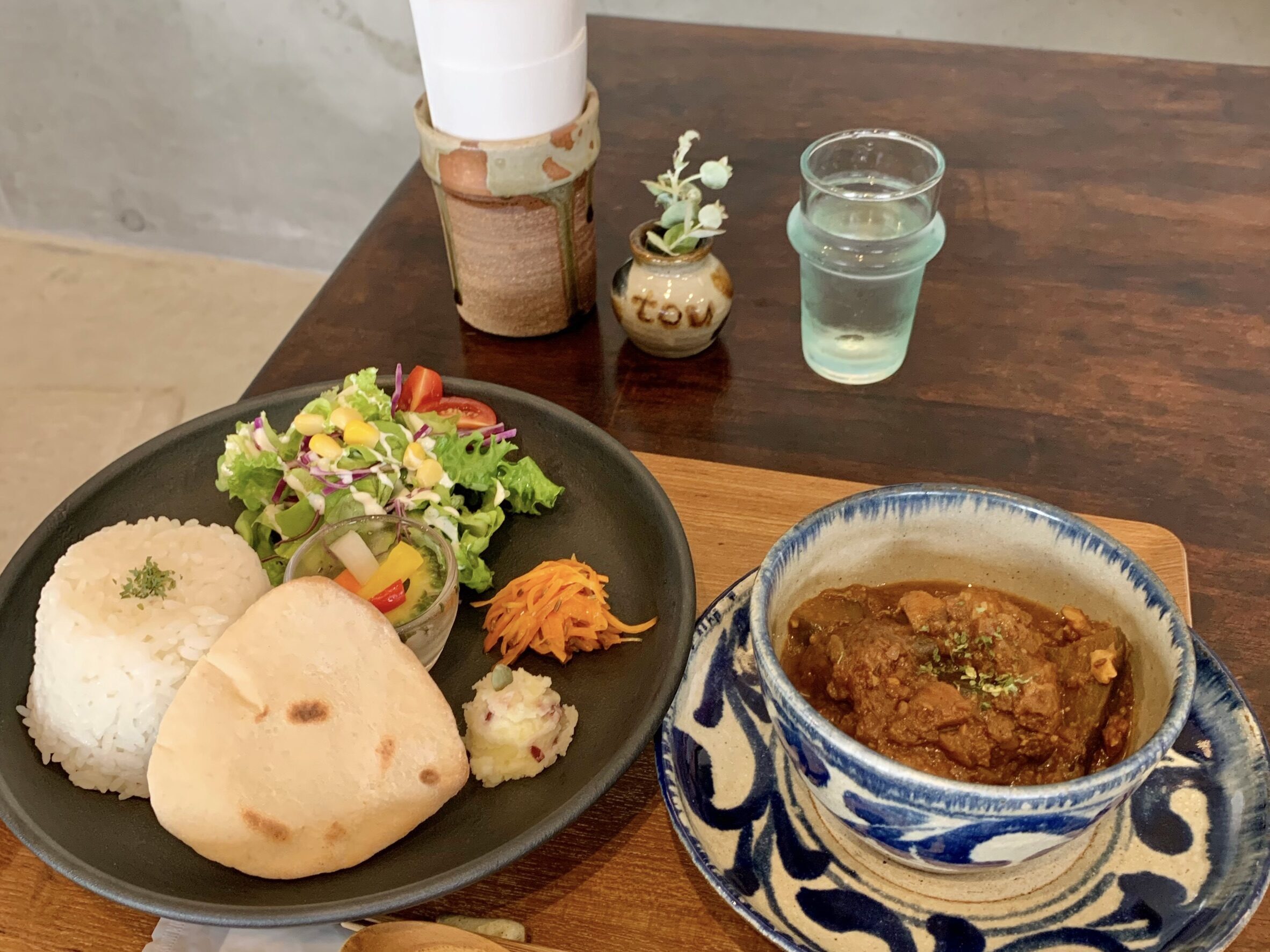 やちむんの器で味わう家族経営のお店のランチ